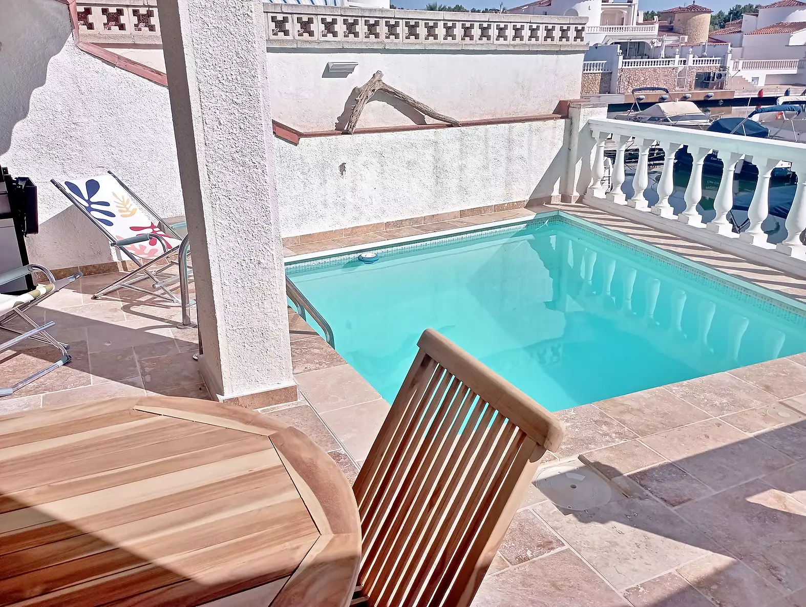 Casa encantadora renovada amb amarratge 8x3, piscina i garatge a Empuriabrava