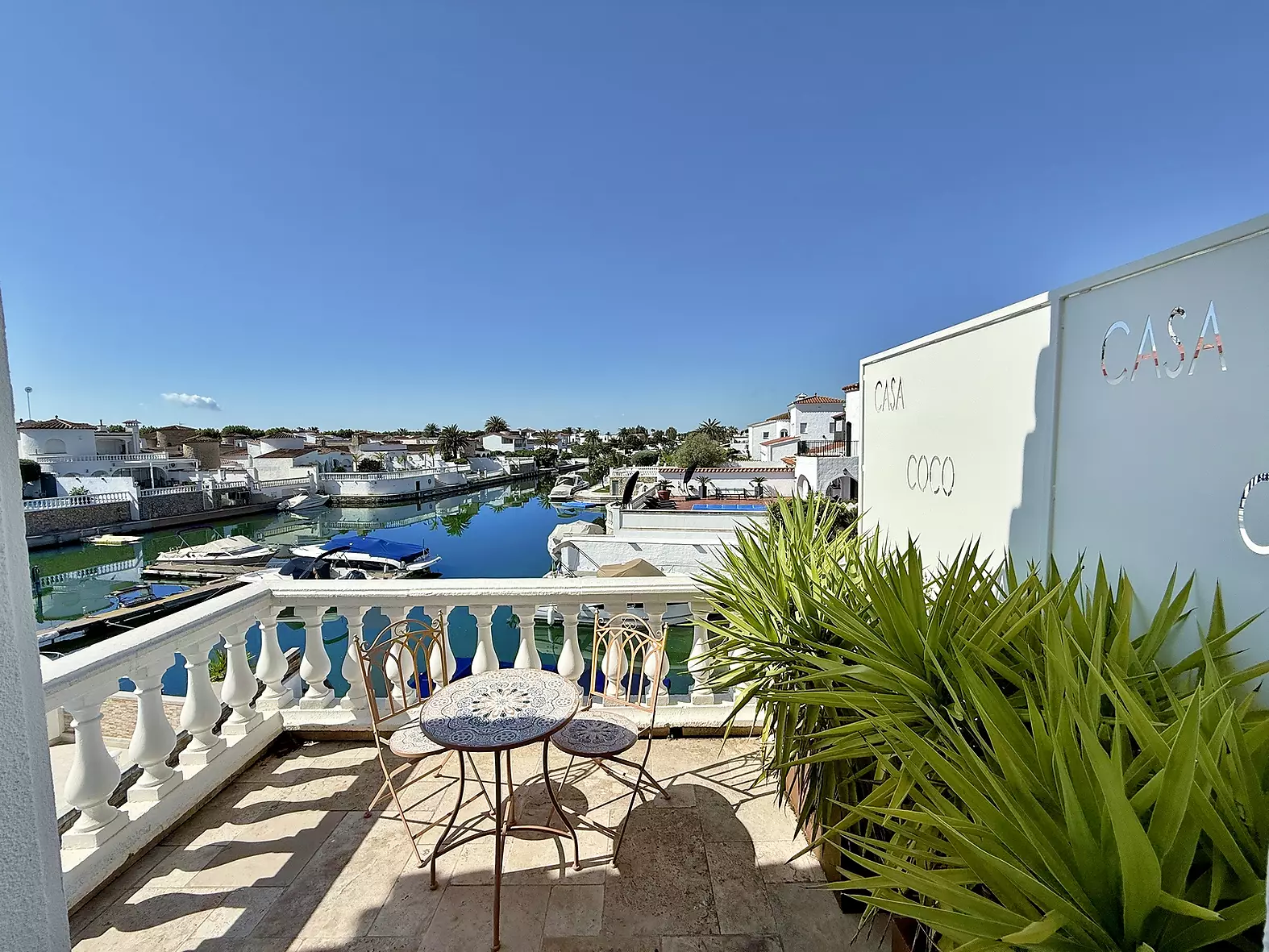 Casa encantadora renovada amb amarratge 8x3, piscina i garatge a Empuriabrava