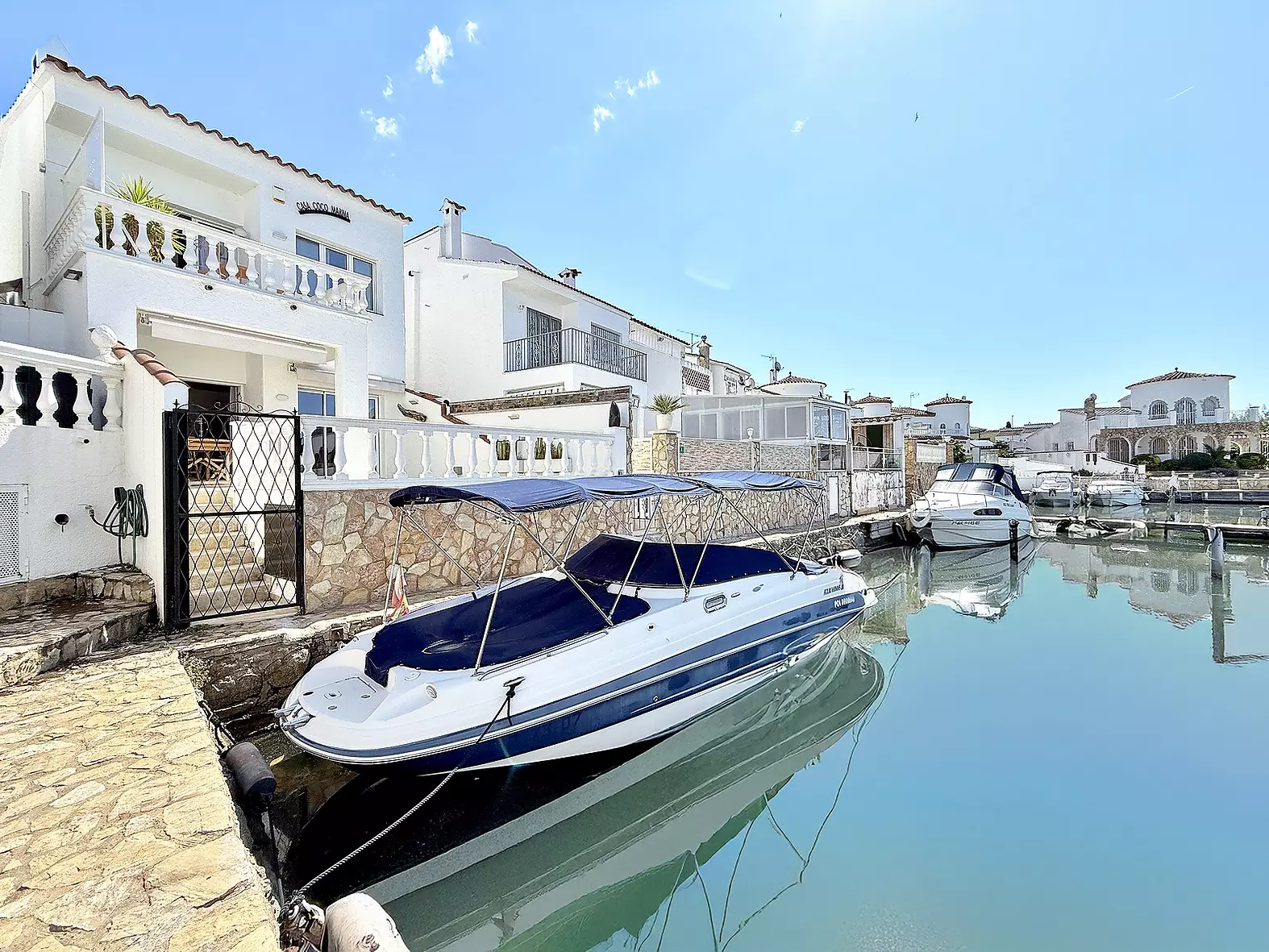 Casa encantadora renovada amb amarratge 8x3, piscina i garatge a Empuriabrava