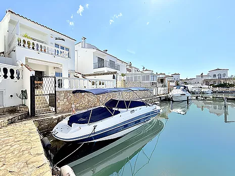 Encantadora casa renovada con amarre 8x3, piscina y garaje en Empuriabrava