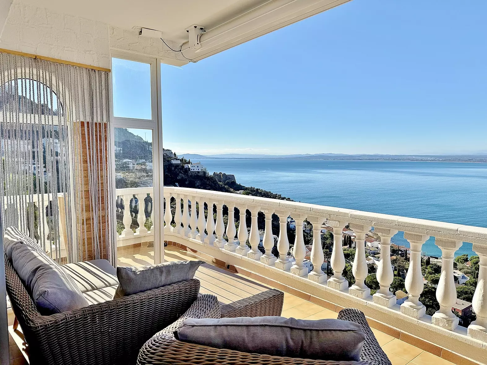 Appartement/Atico rénové à Roses avec superbe vue mer, garage et accès facile