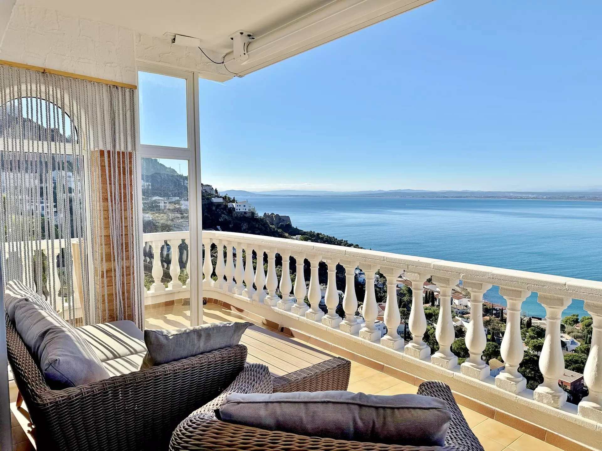 Renoviertes Penthouse in Roses mit herrlichem Meerblick, Garage und guter Erreichbarkeit