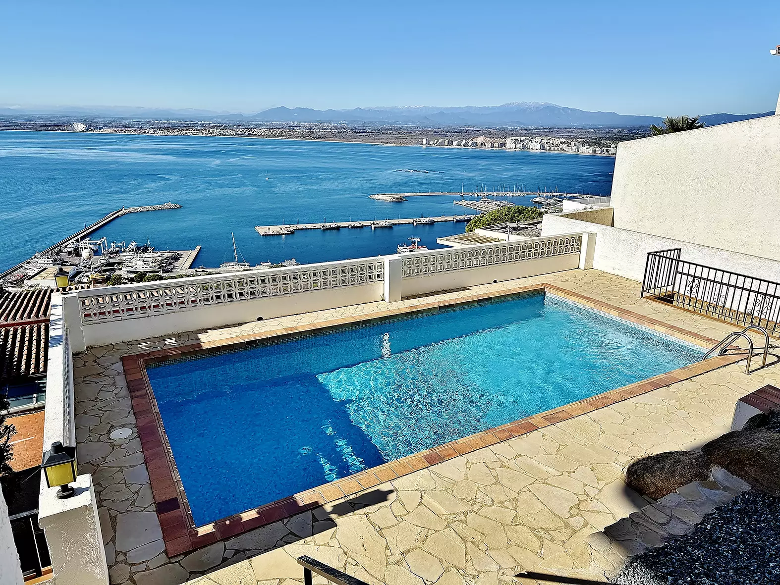Appartement/Atico rénové à Roses avec superbe vue mer, garage et accès facile