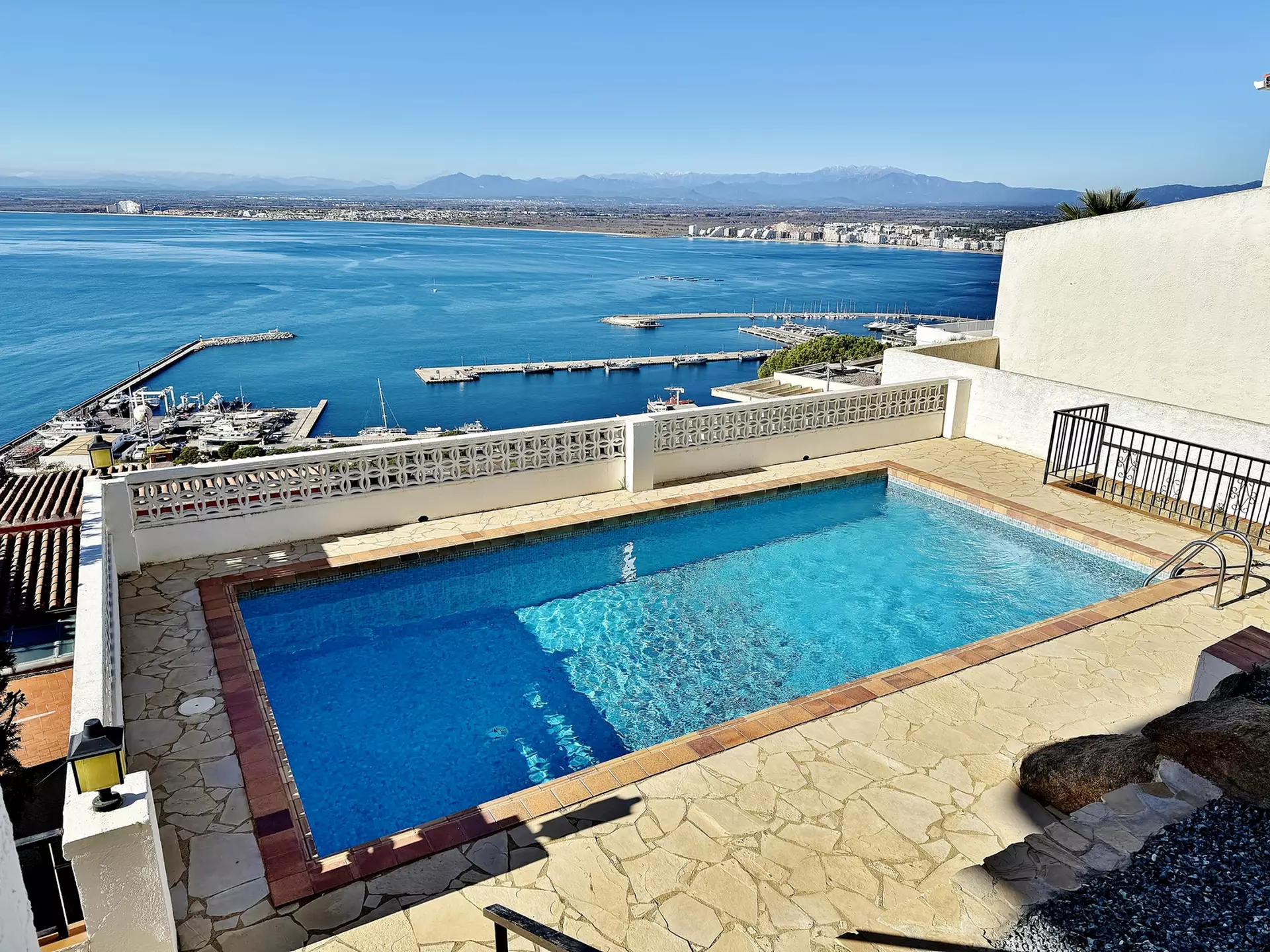 Renoviertes Penthouse in Roses mit herrlichem Meerblick, Garage und guter Erreichbarkeit