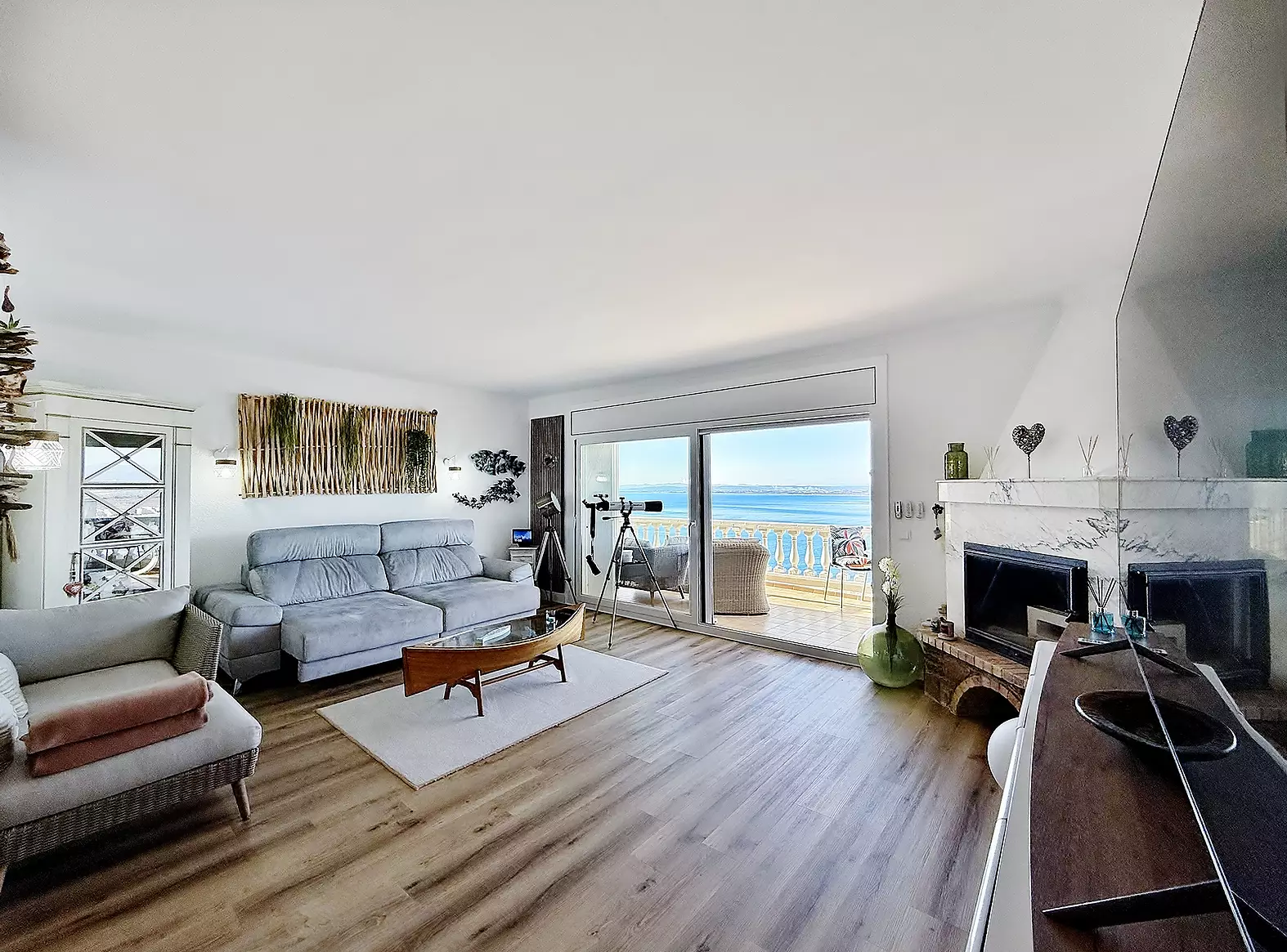 Appartement/Atico rénové à Roses avec superbe vue mer, garage et accès facile