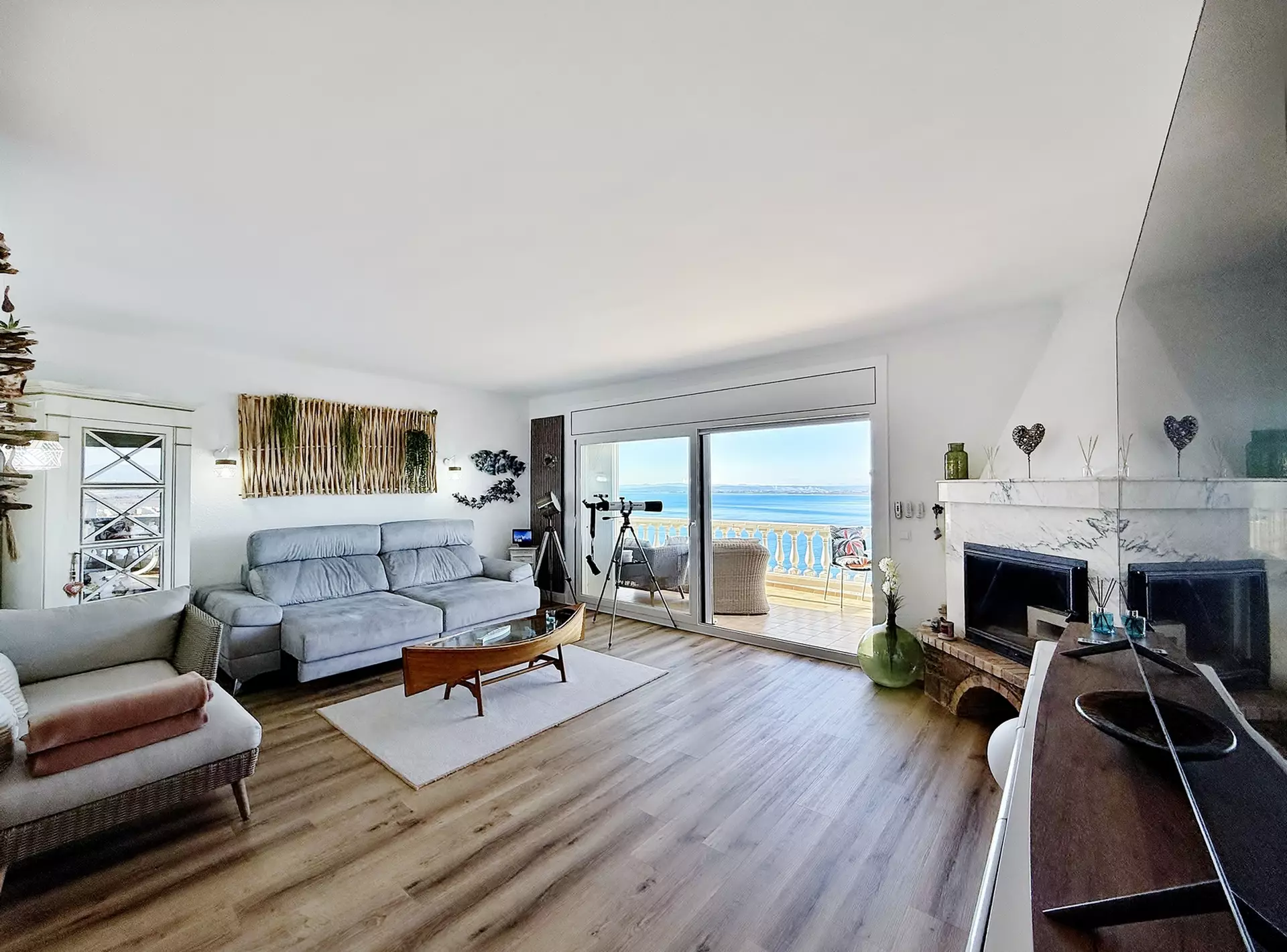 Renoviertes Penthouse in Roses mit herrlichem Meerblick, Garage und guter Erreichbarkeit
