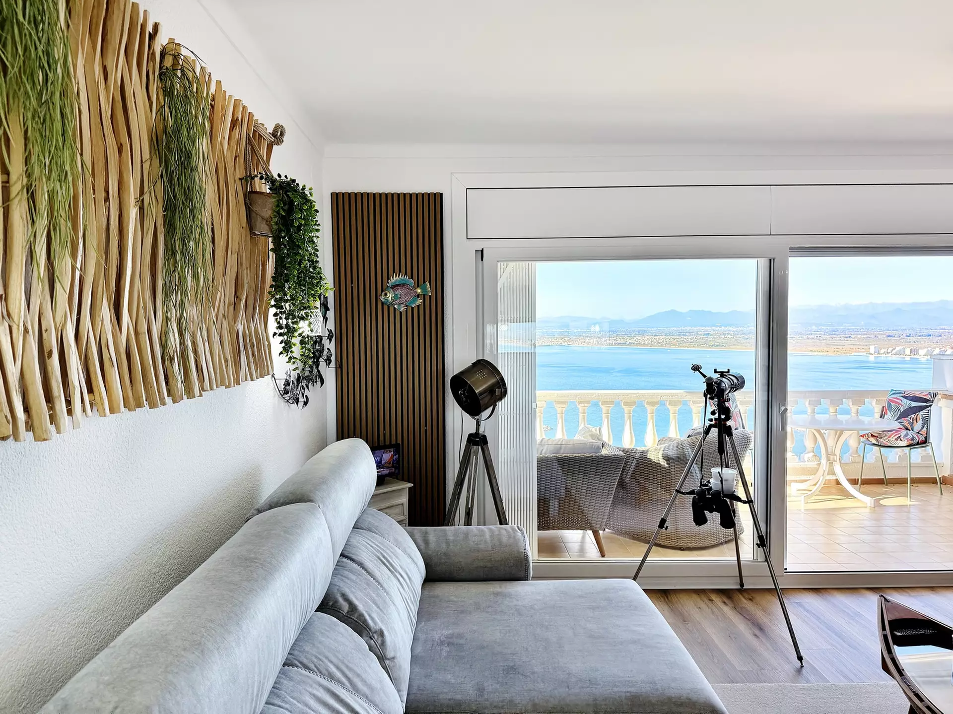 Renoviertes Penthouse in Roses mit herrlichem Meerblick, Garage und guter Erreichbarkeit