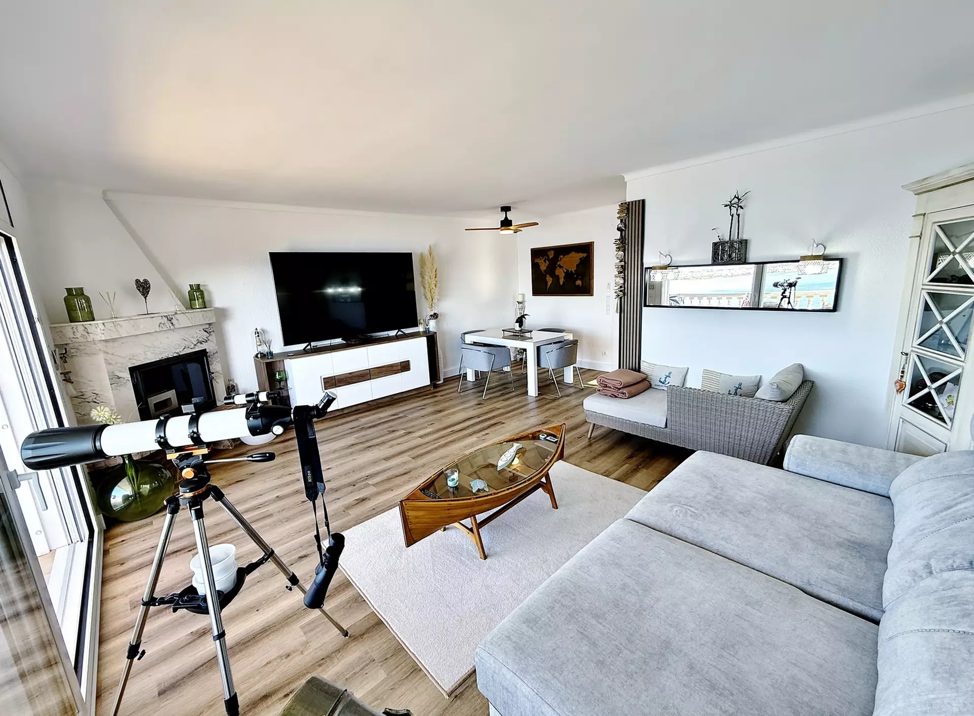 Renoviertes Penthouse in Roses mit herrlichem Meerblick, Garage und guter Erreichbarkeit