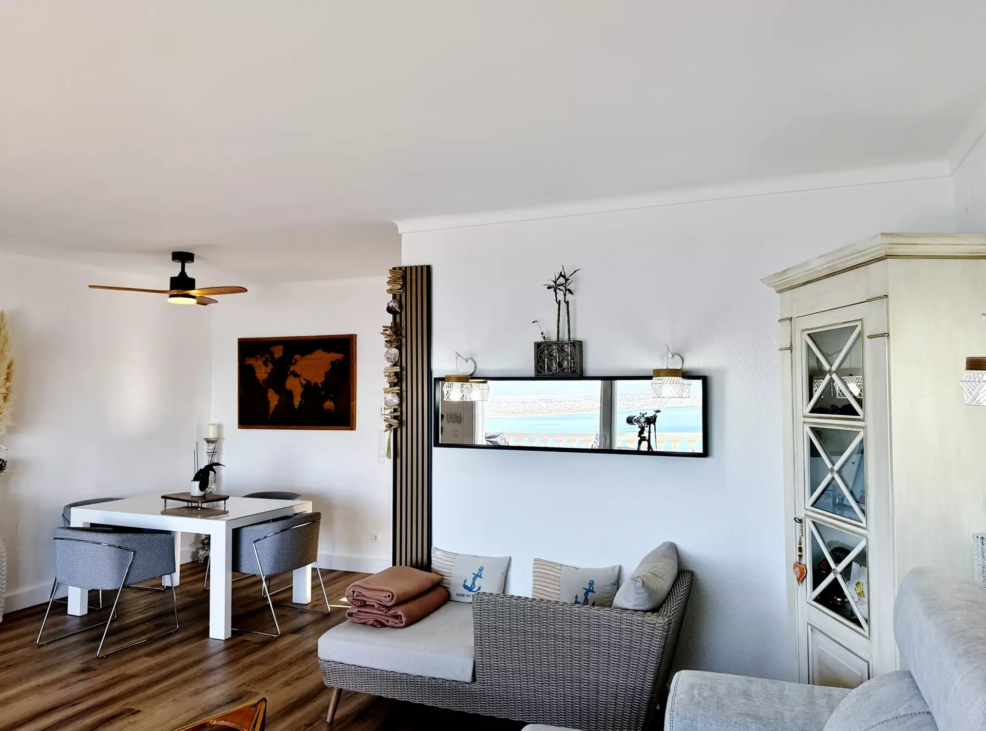 Renoviertes Penthouse in Roses mit herrlichem Meerblick, Garage und guter Erreichbarkeit