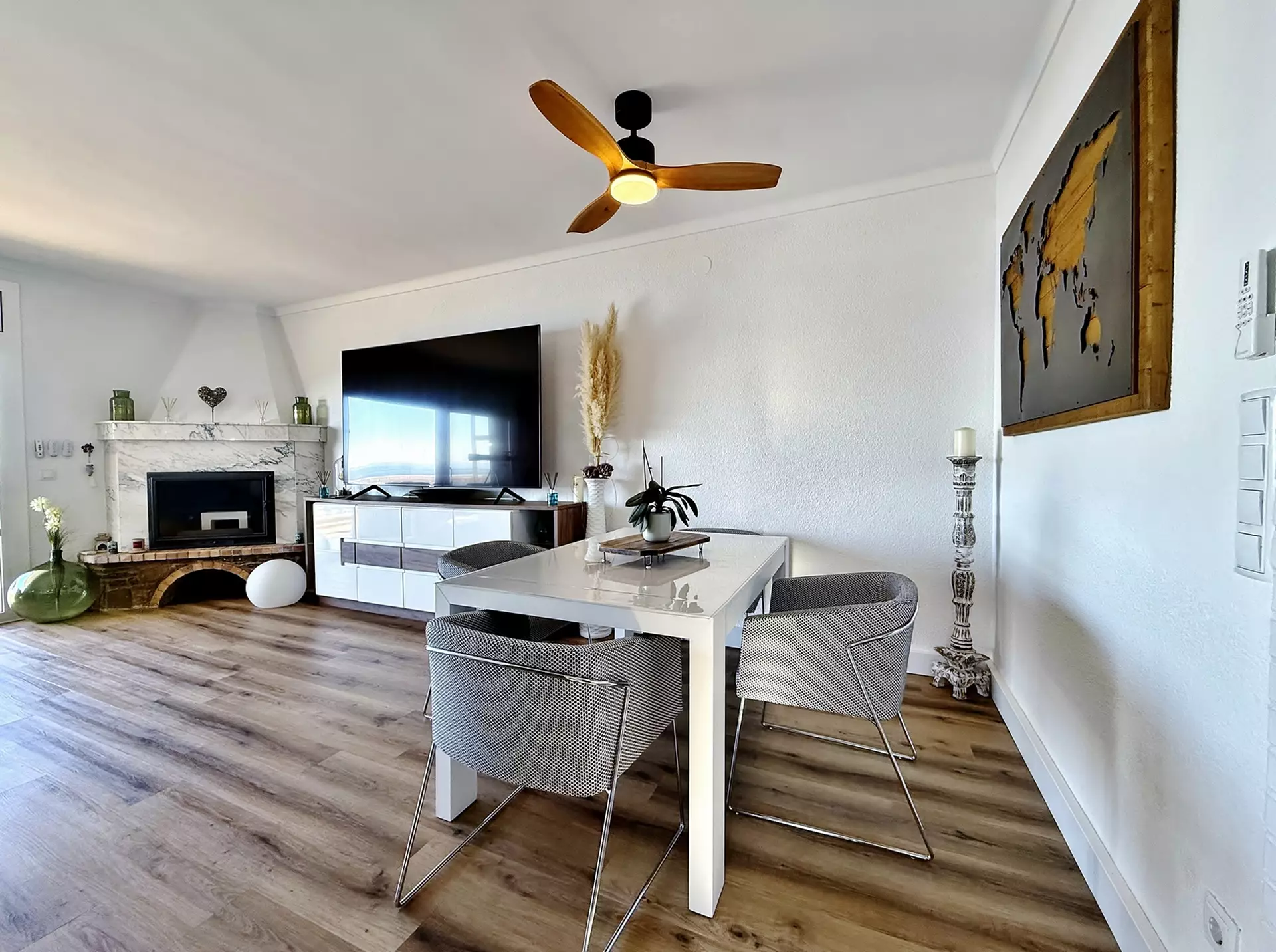 Renoviertes Penthouse in Roses mit herrlichem Meerblick, Garage und guter Erreichbarkeit