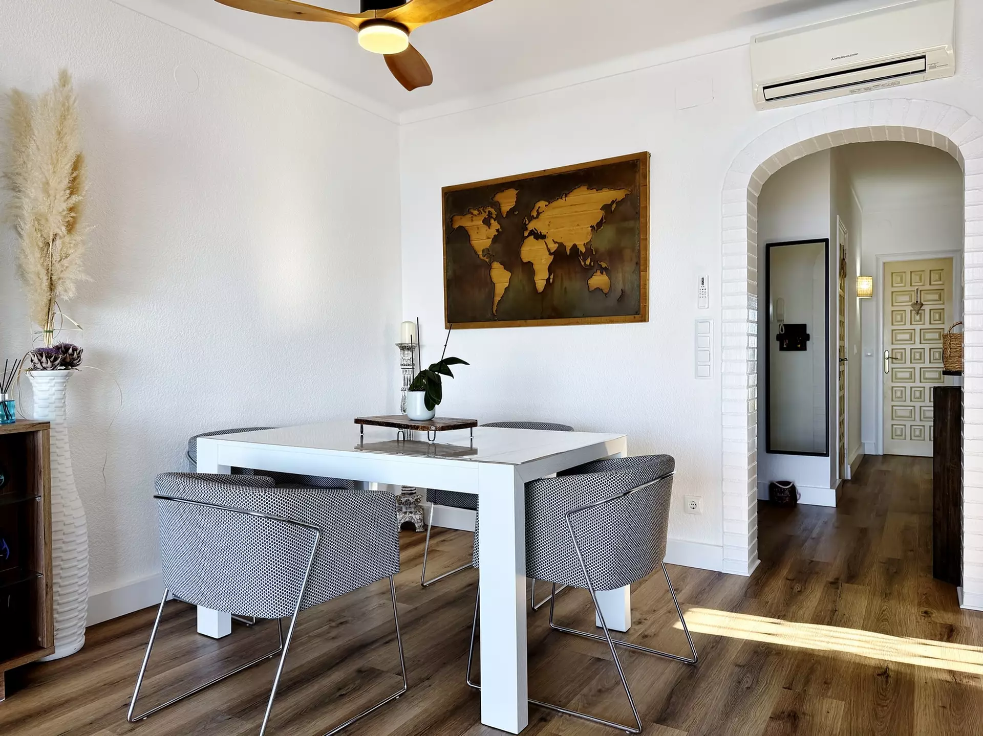Renoviertes Penthouse in Roses mit herrlichem Meerblick, Garage und guter Erreichbarkeit