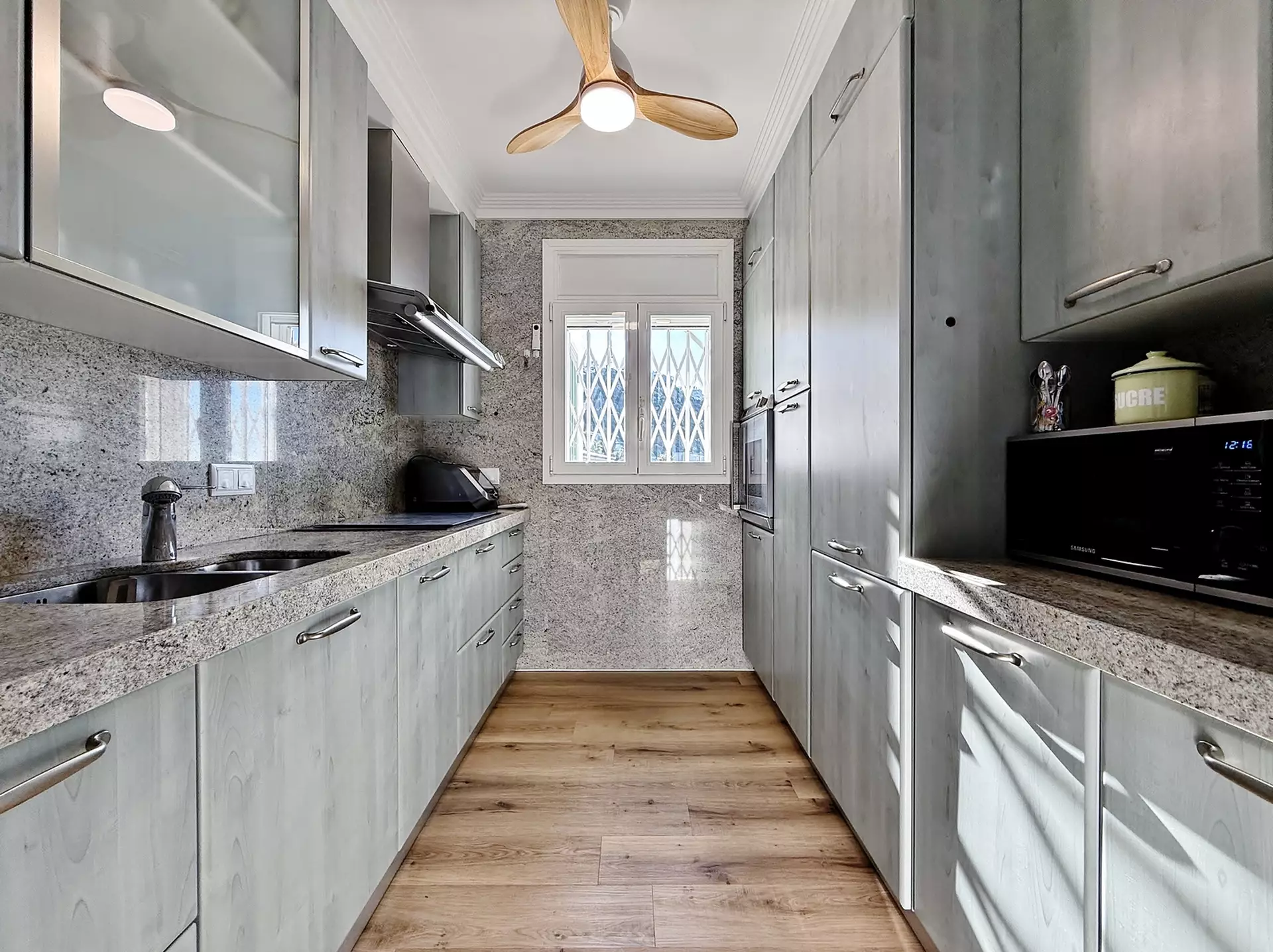 Renoviertes Penthouse in Roses mit herrlichem Meerblick, Garage und guter Erreichbarkeit