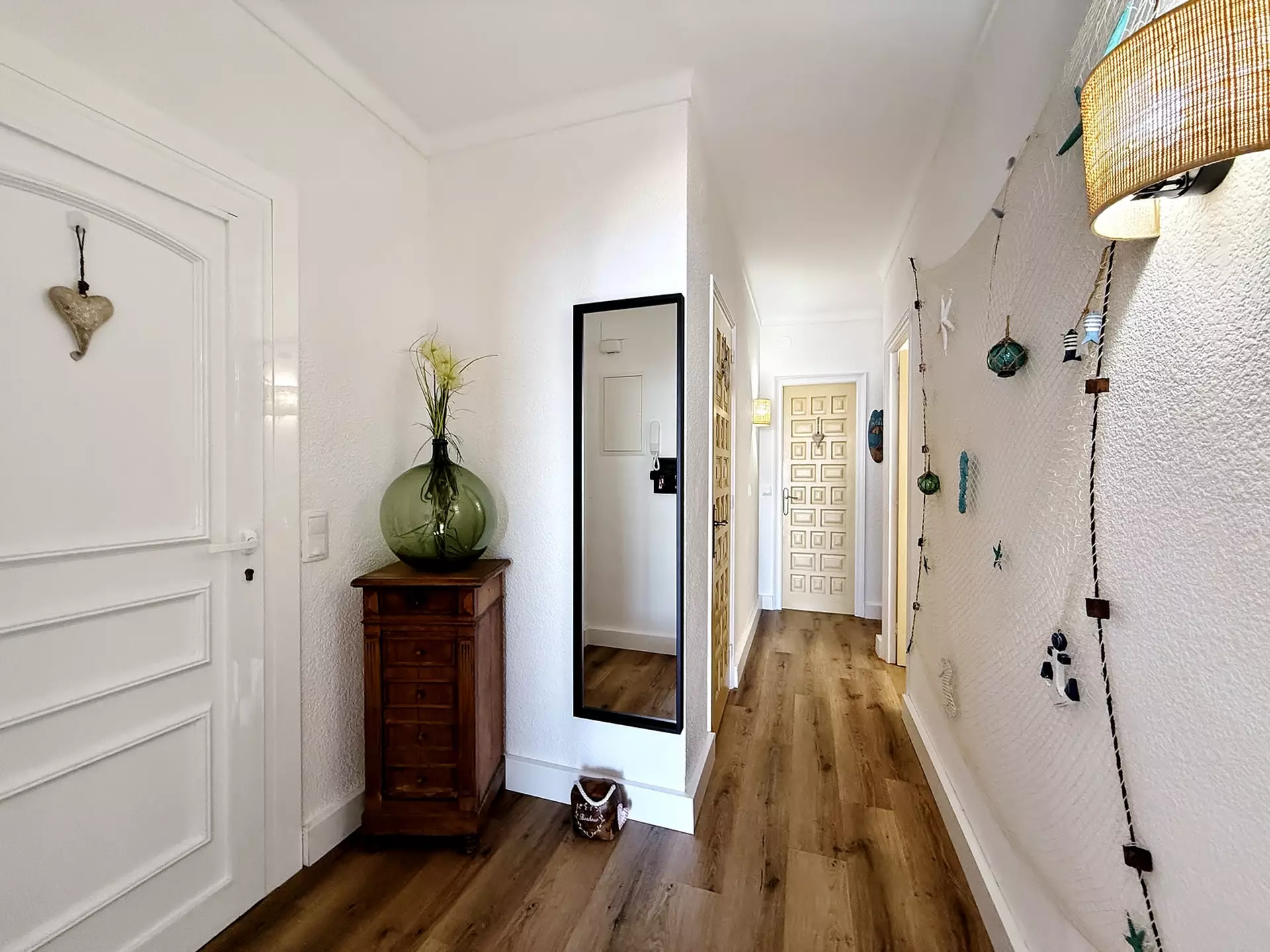 Renoviertes Penthouse in Roses mit herrlichem Meerblick, Garage und guter Erreichbarkeit