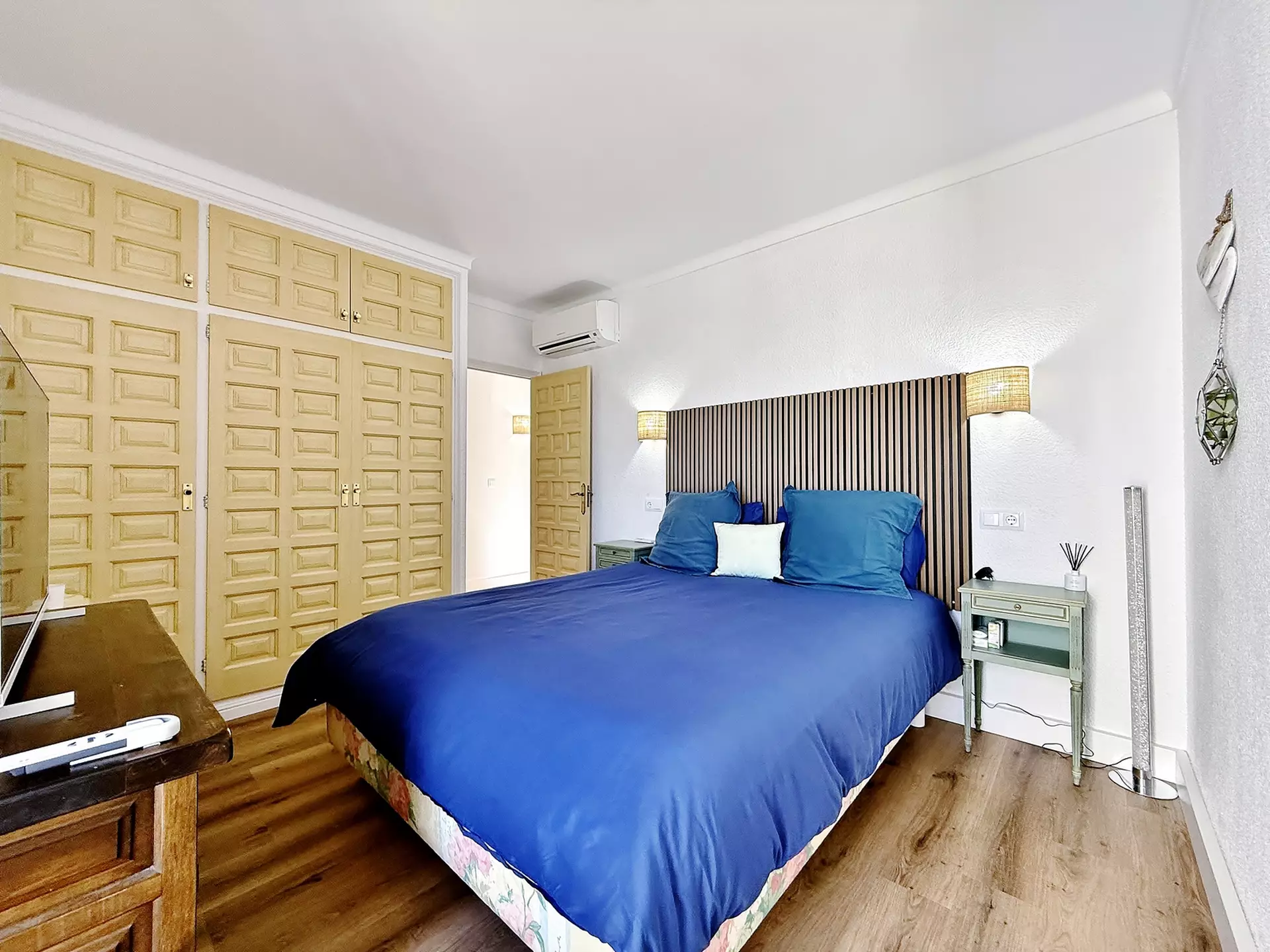 Renoviertes Penthouse in Roses mit herrlichem Meerblick, Garage und guter Erreichbarkeit