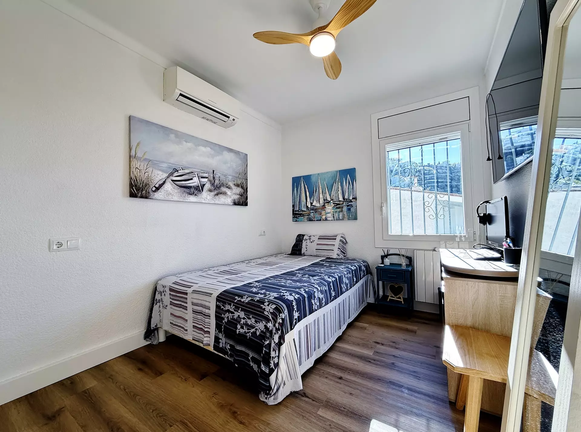 Renoviertes Penthouse in Roses mit herrlichem Meerblick, Garage und guter Erreichbarkeit