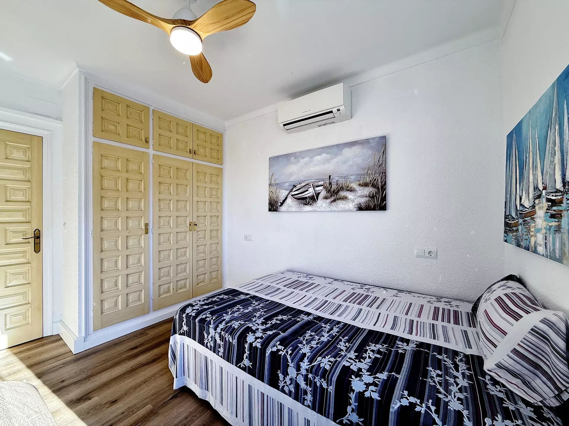Renoviertes Penthouse in Roses mit herrlichem Meerblick, Garage und guter Erreichbarkeit