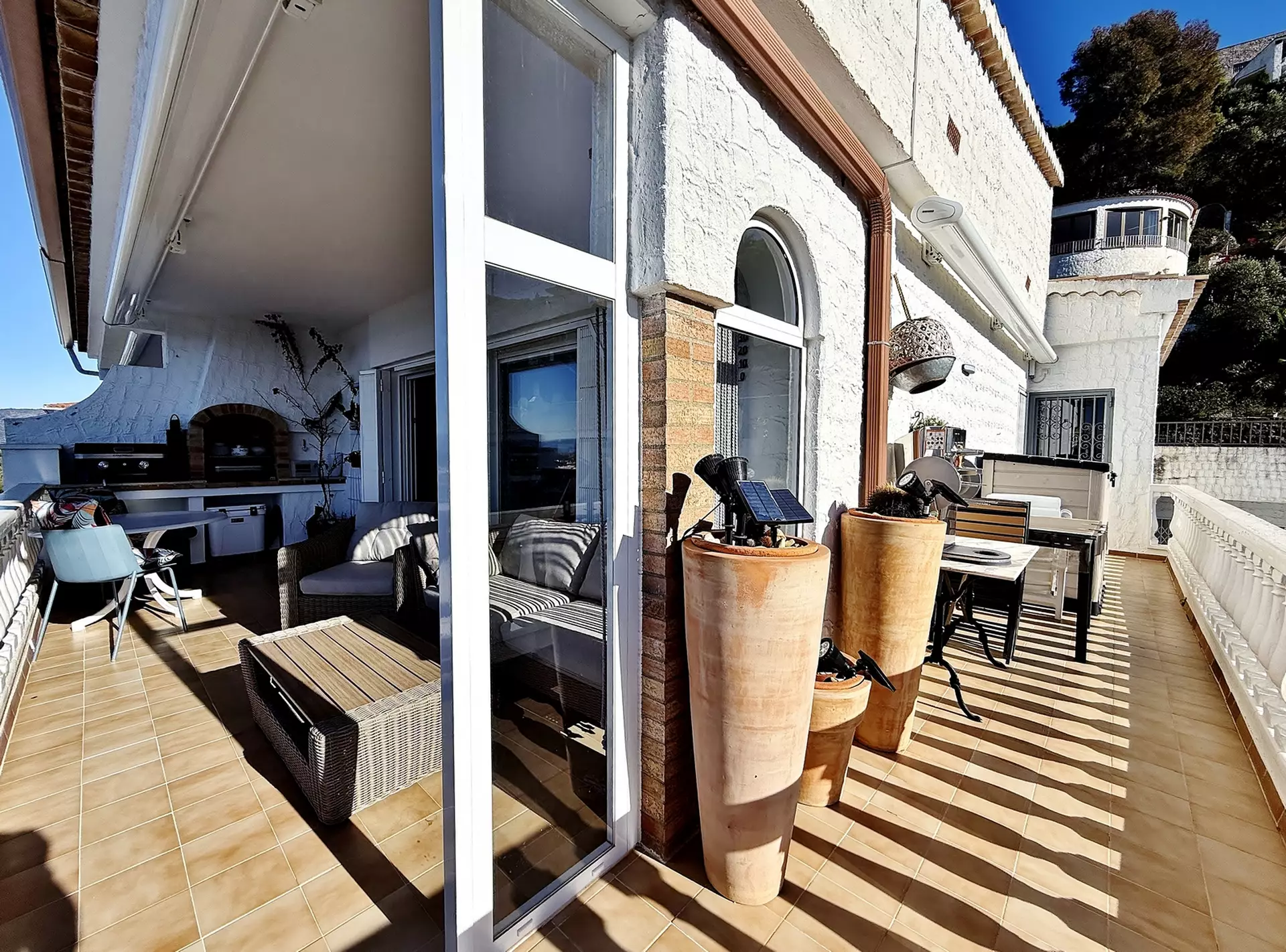Renoviertes Penthouse in Roses mit herrlichem Meerblick, Garage und guter Erreichbarkeit