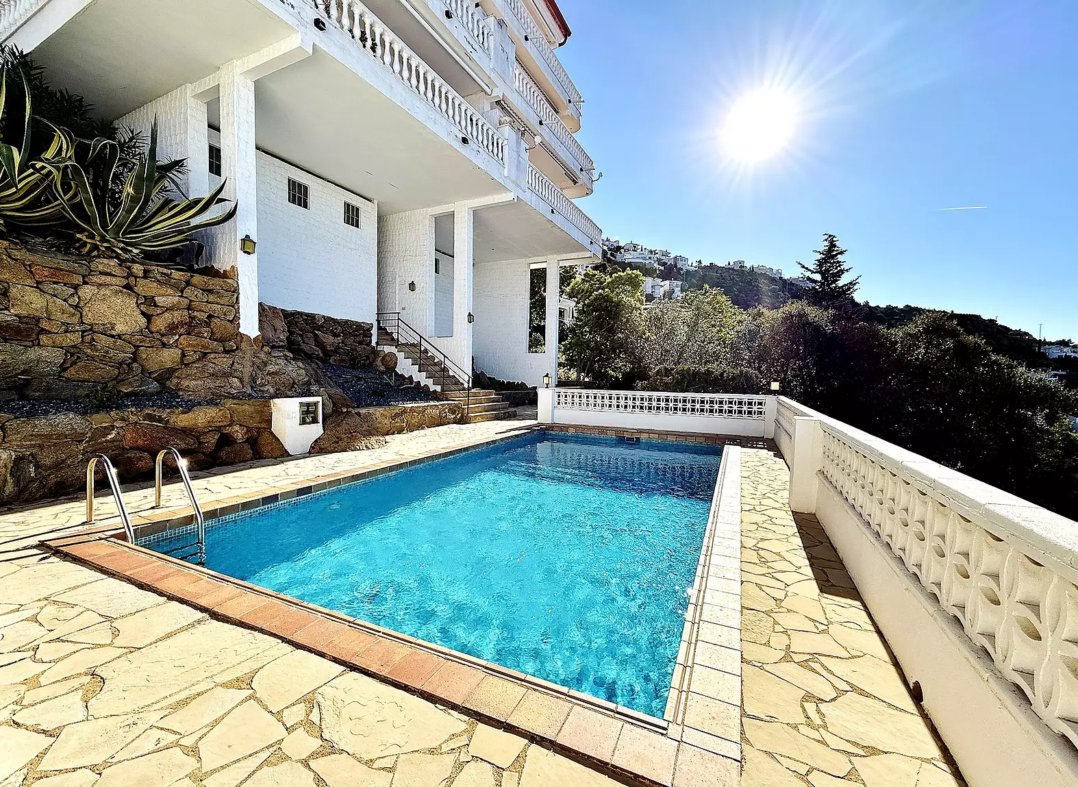 Appartement/Atico rénové à Roses avec superbe vue mer, garage et accès facile