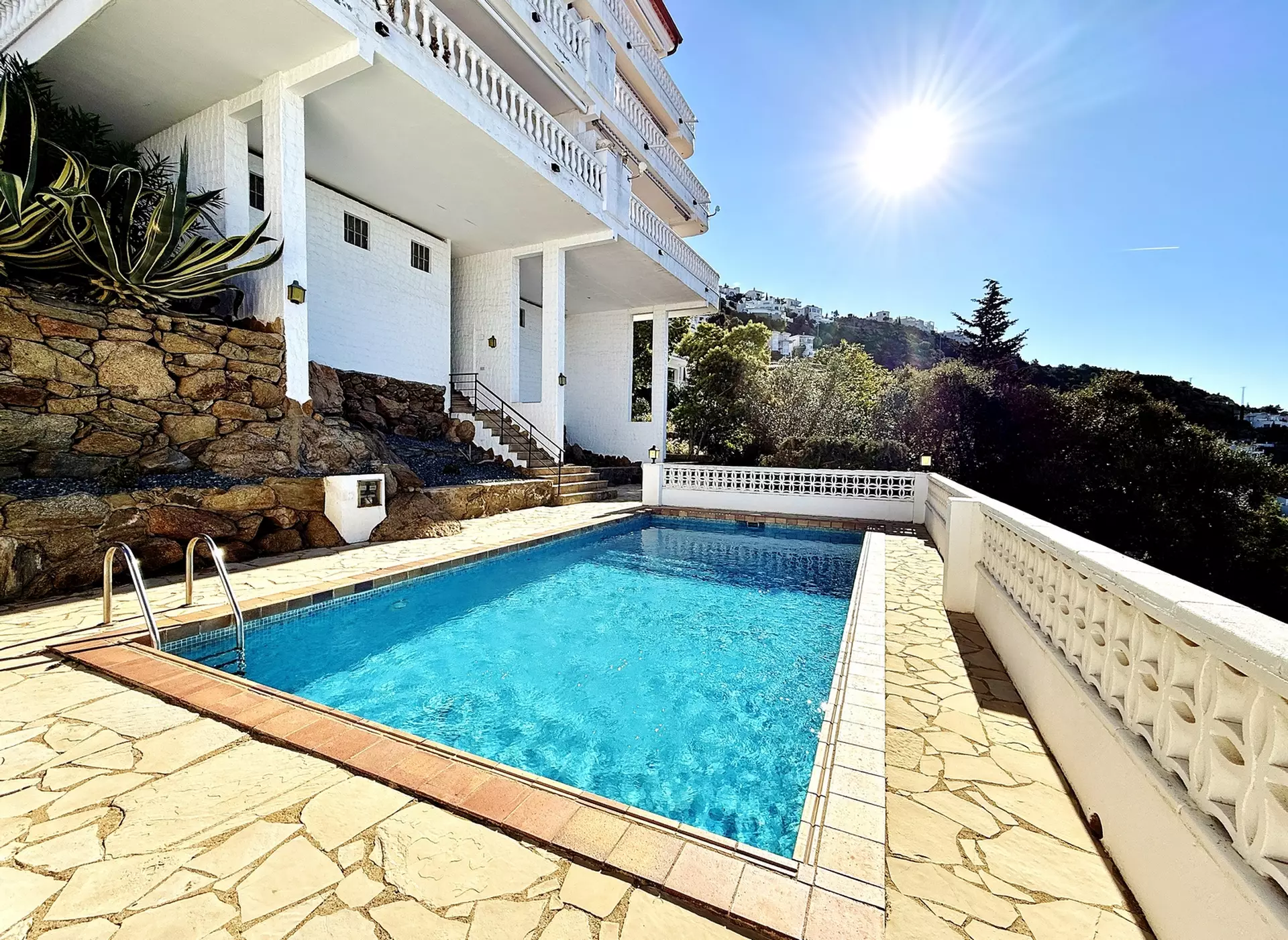 Renoviertes Penthouse in Roses mit herrlichem Meerblick, Garage und guter Erreichbarkeit