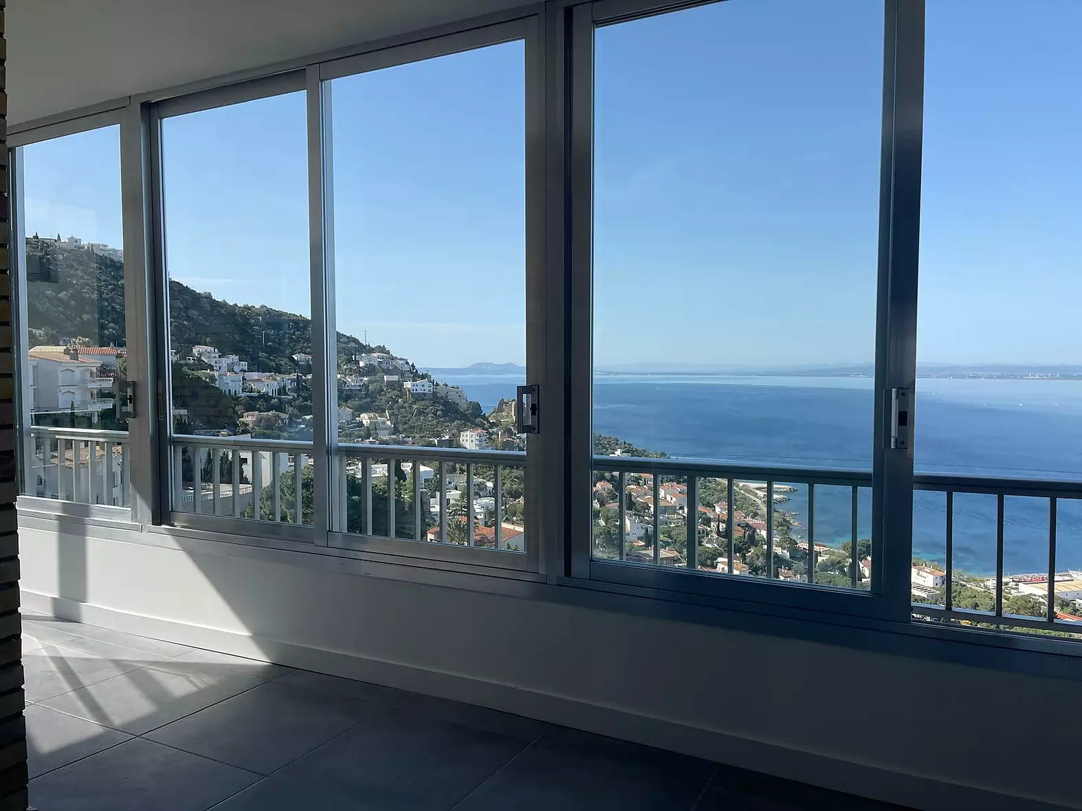 Renovated Apartment with Exceptional Panoramic Views over the Bay of Roses