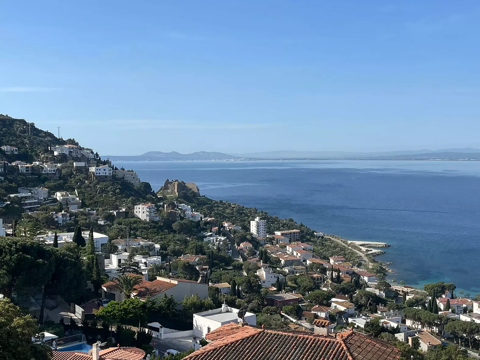 Renovated Apartment with Exceptional Panoramic Views over the Bay of Roses
