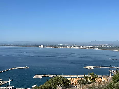 Apartament reformat amb vistes panoràmiques excepcionals sobre la badia de Roses
