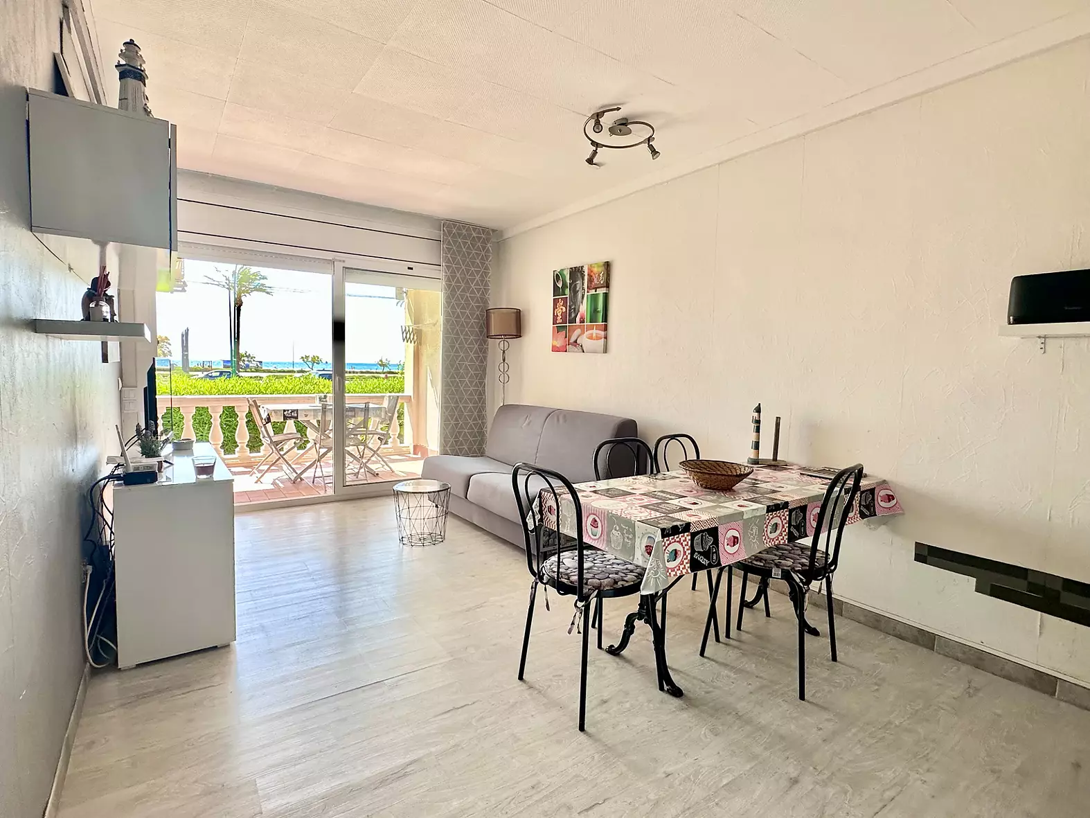 Beautiful apartment in first line of sea for sale in Empuriabrava