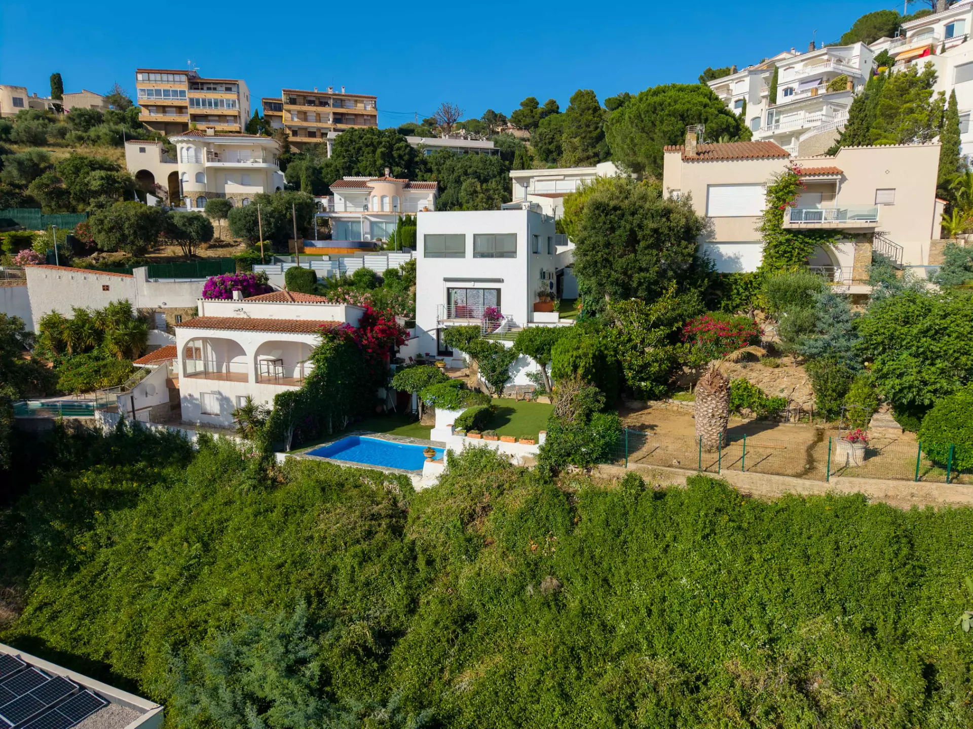 Una joia a Puig Rom: vil·la amb vistes al mar, jardins i intimitat