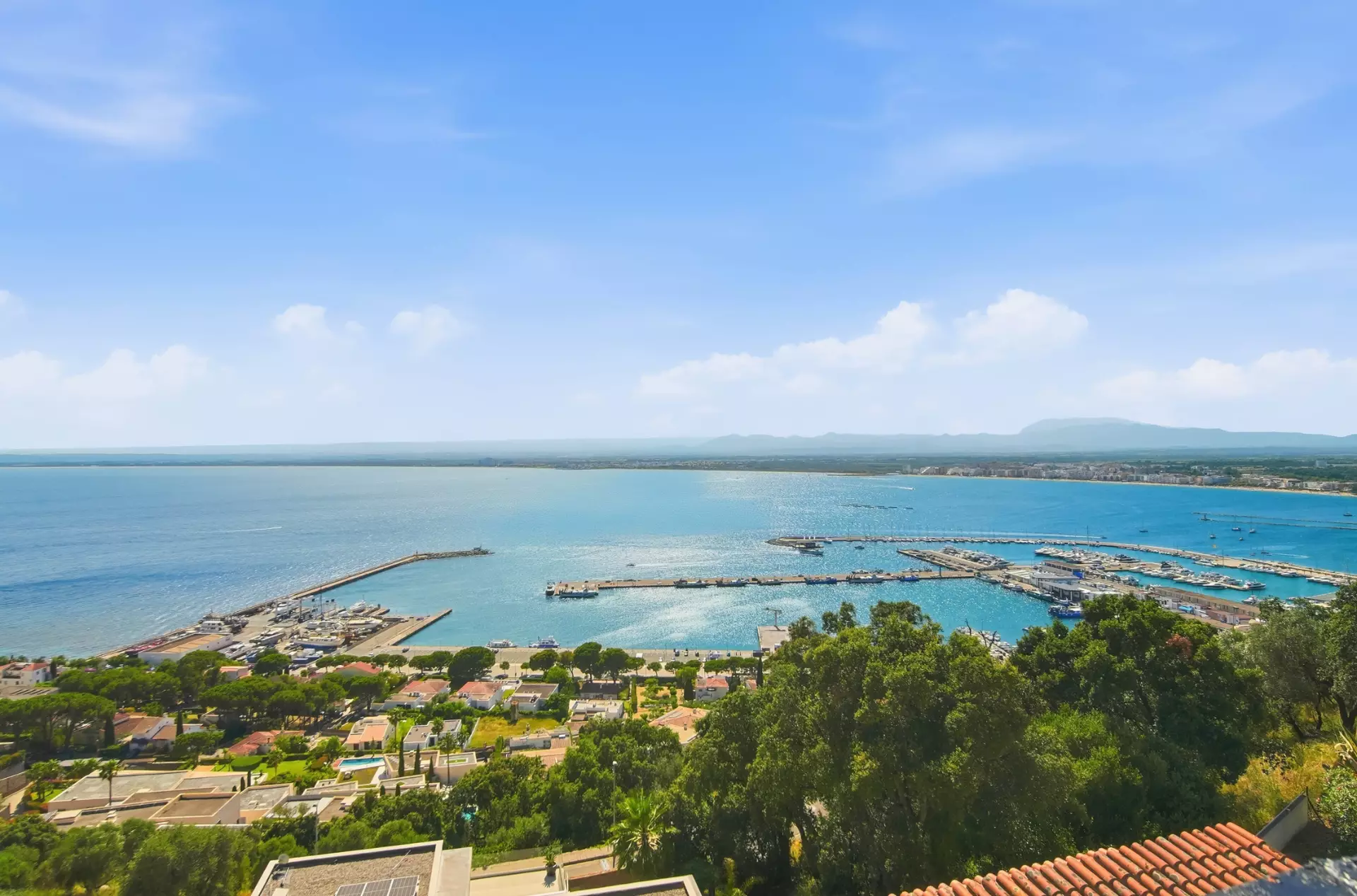 Una joia a Puig Rom: vil·la amb vistes al mar, jardins i intimitat