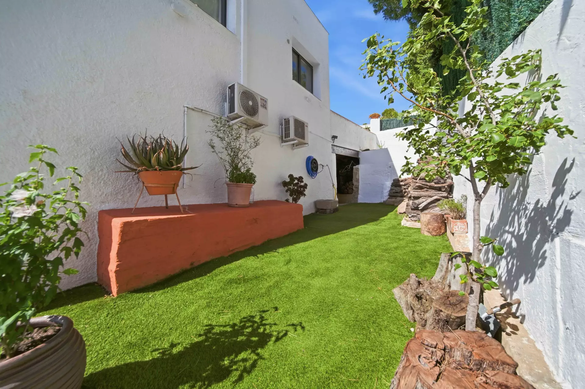 Una joia a Puig Rom: vil·la amb vistes al mar, jardins i intimitat