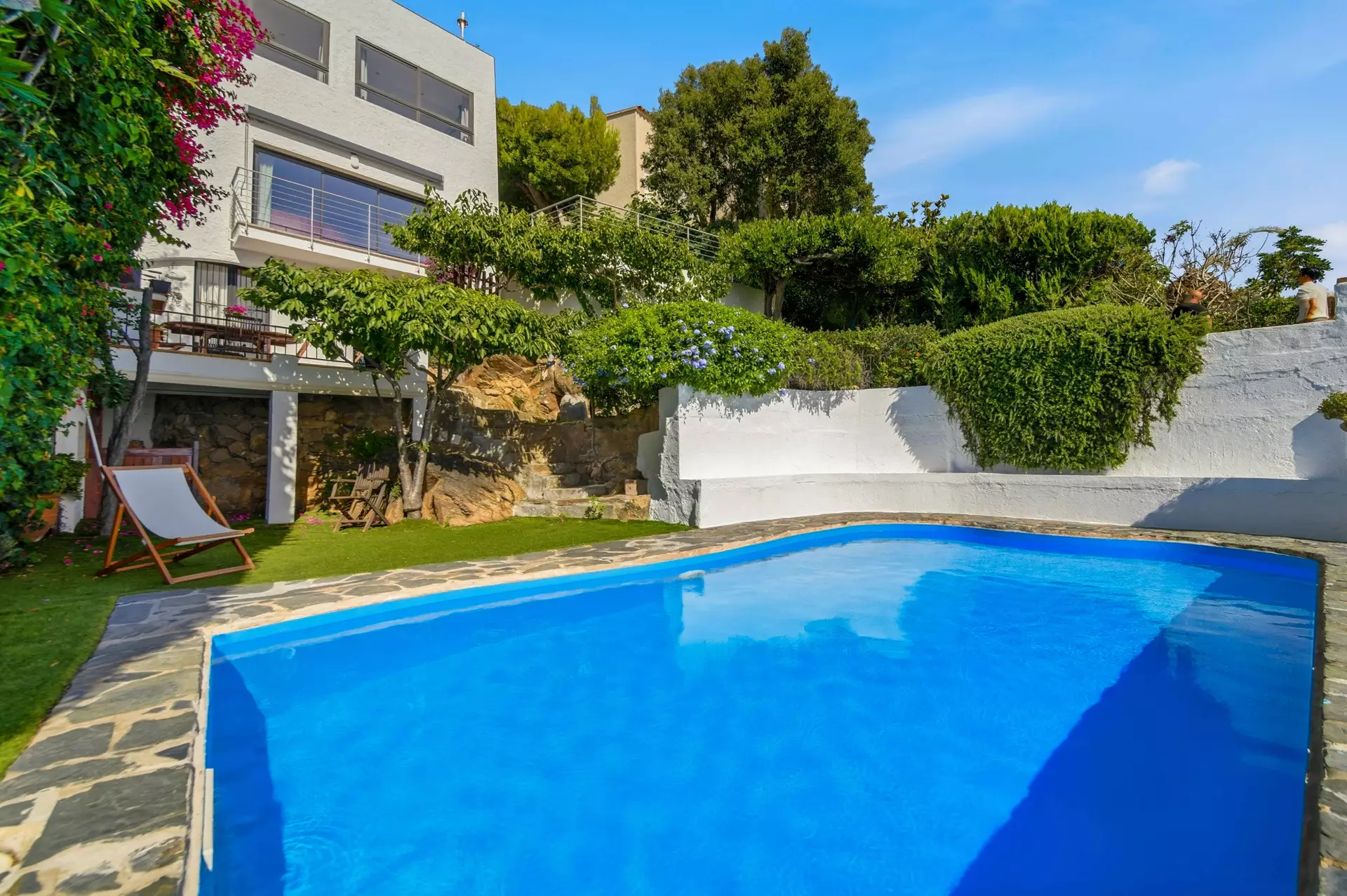 Una joia a Puig Rom: vil·la amb vistes al mar, jardins i intimitat
