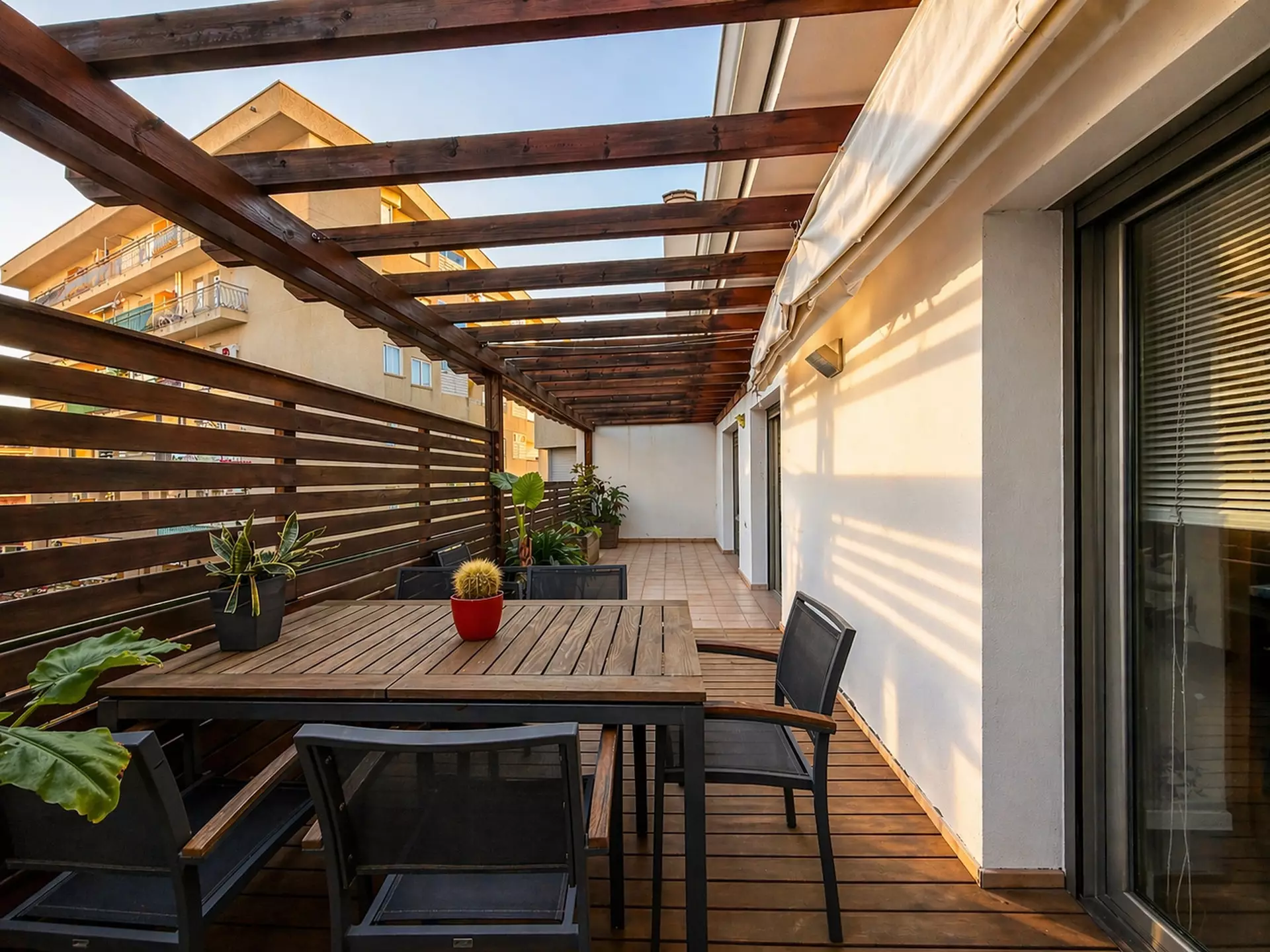 Opportunité rare à Roses : immeuble complet avec revenus multiples au cœur de la Costa Brava