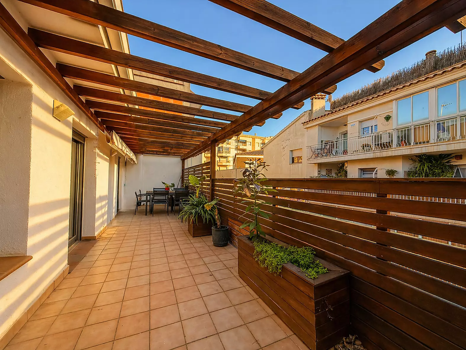 Oportunitat única a Roses: edifici complet amb múltiples fonts d’ingressos al cor de la Costa Brava