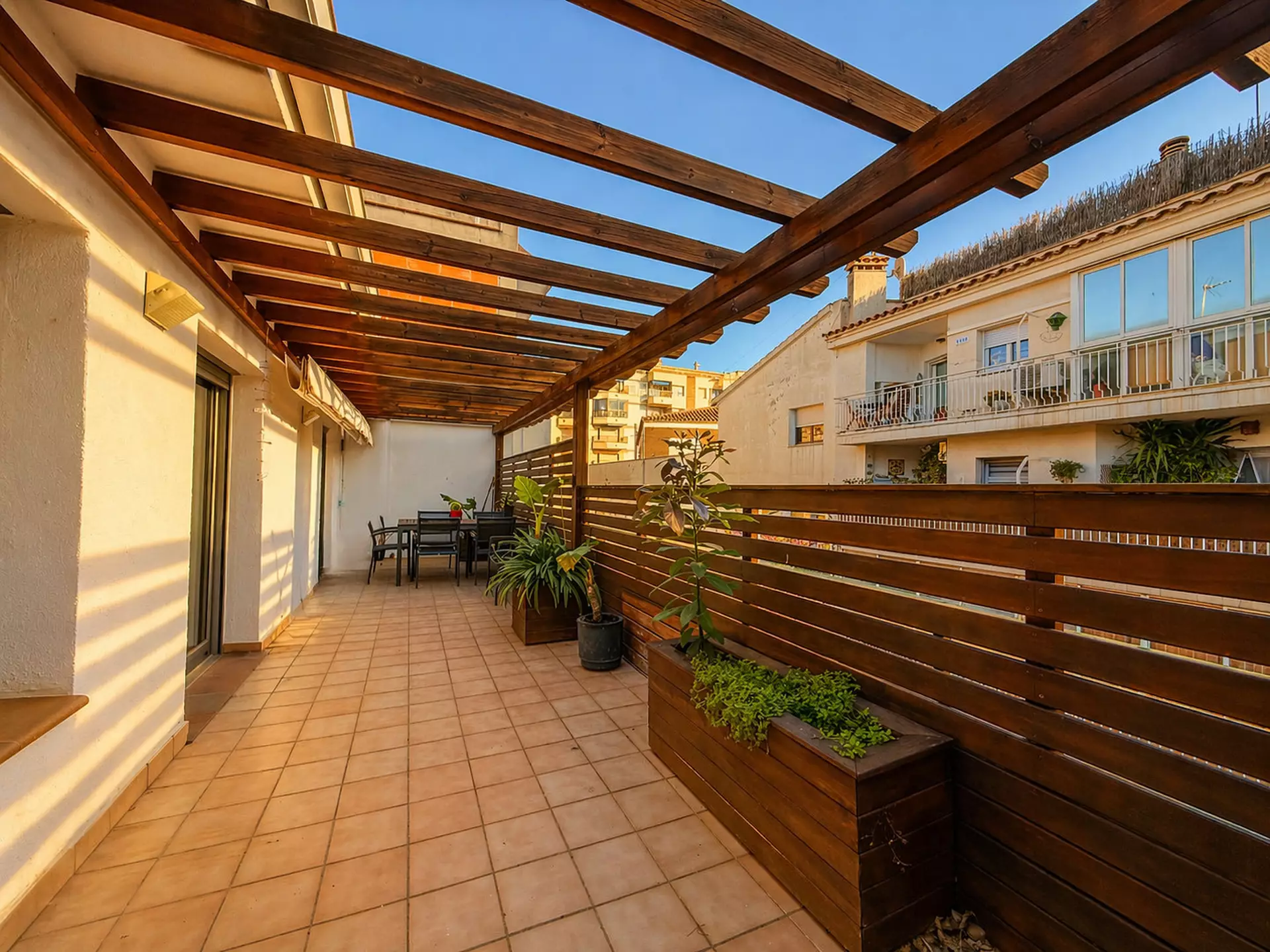 Opportunité rare à Roses : immeuble complet avec revenus multiples au cœur de la Costa Brava