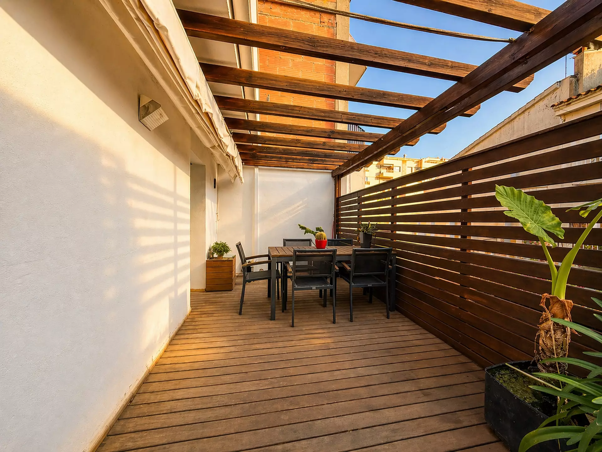 Opportunité rare à Roses : immeuble complet avec revenus multiples au cœur de la Costa Brava