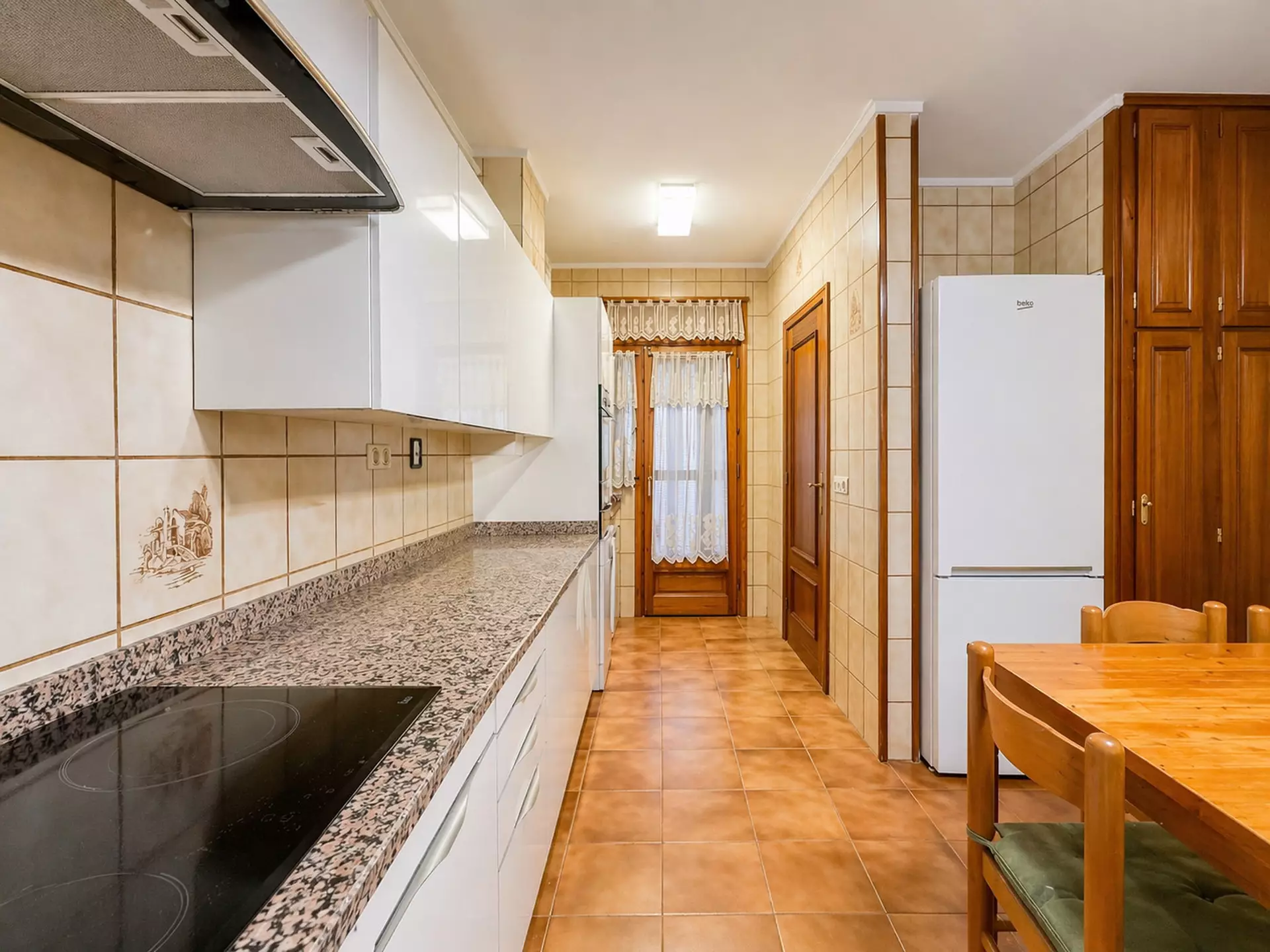 Opportunité rare à Roses : immeuble complet avec revenus multiples au cœur de la Costa Brava