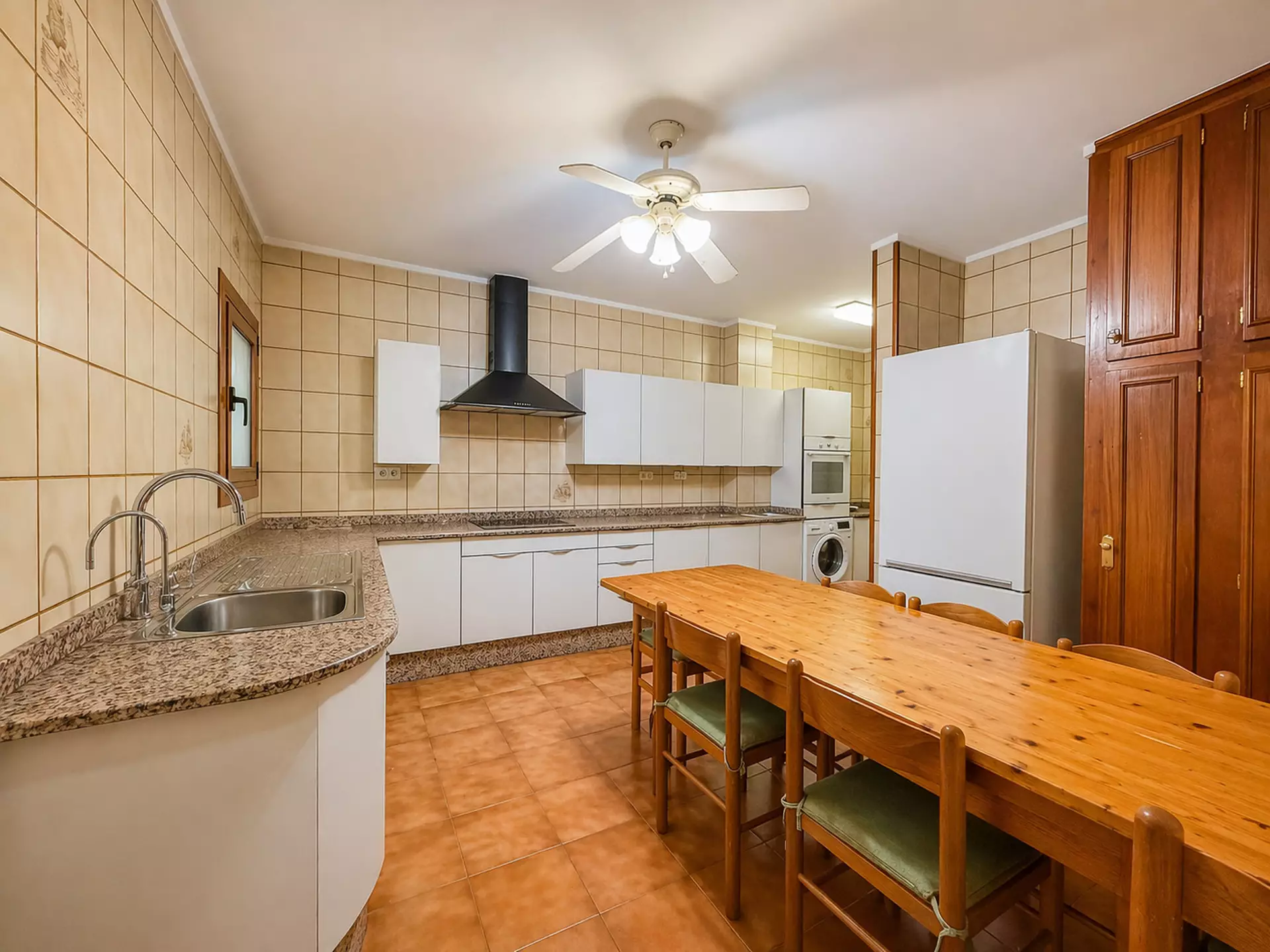 Opportunité rare à Roses : immeuble complet avec revenus multiples au cœur de la Costa Brava