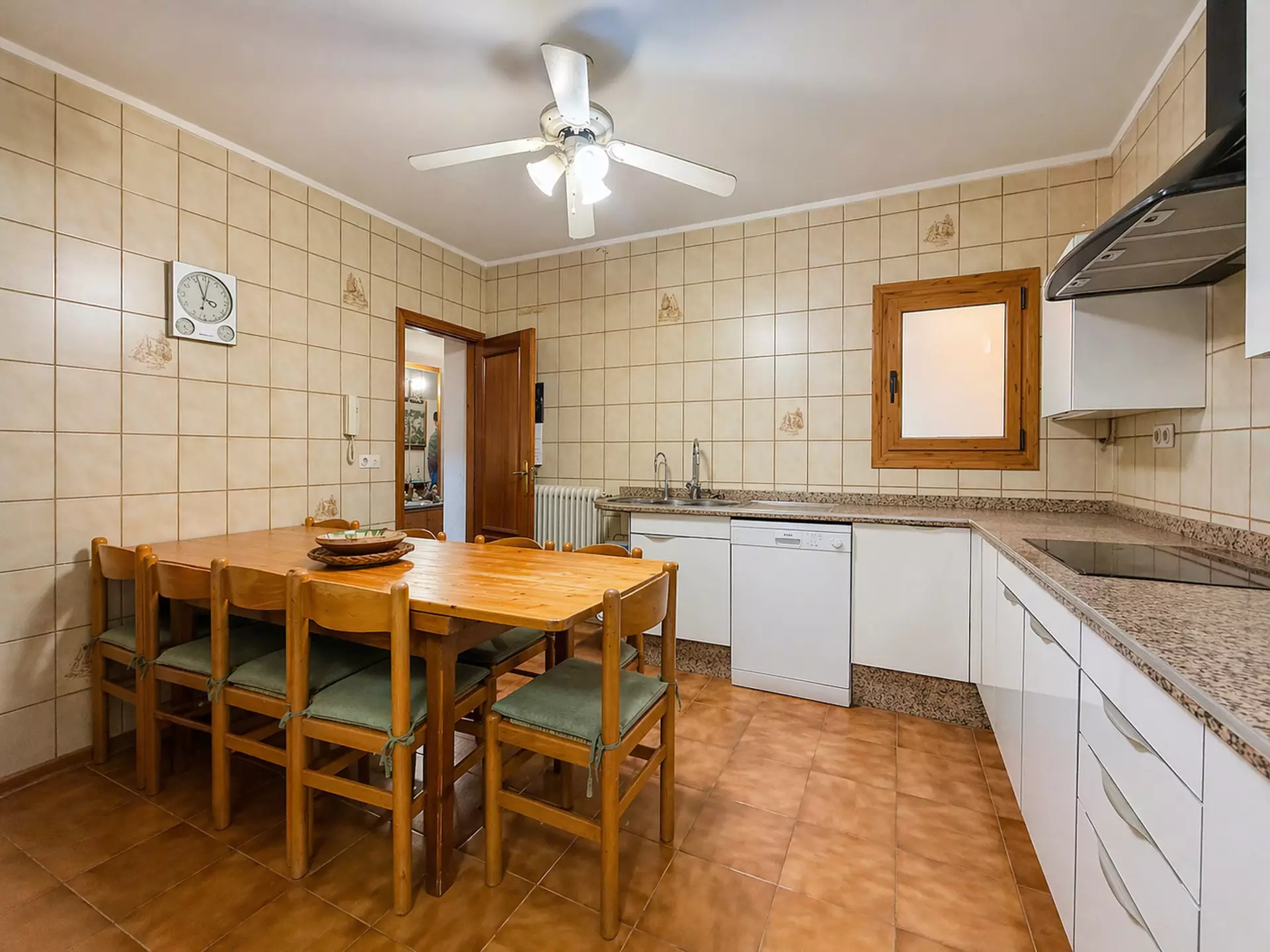 Opportunité rare à Roses : immeuble complet avec revenus multiples au cœur de la Costa Brava