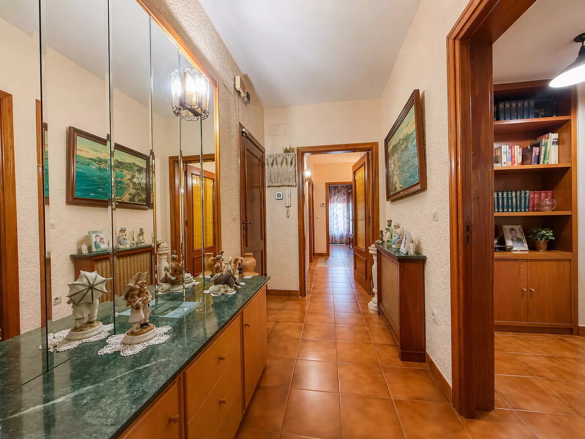 Opportunité rare à Roses : immeuble complet avec revenus multiples au cœur de la Costa Brava