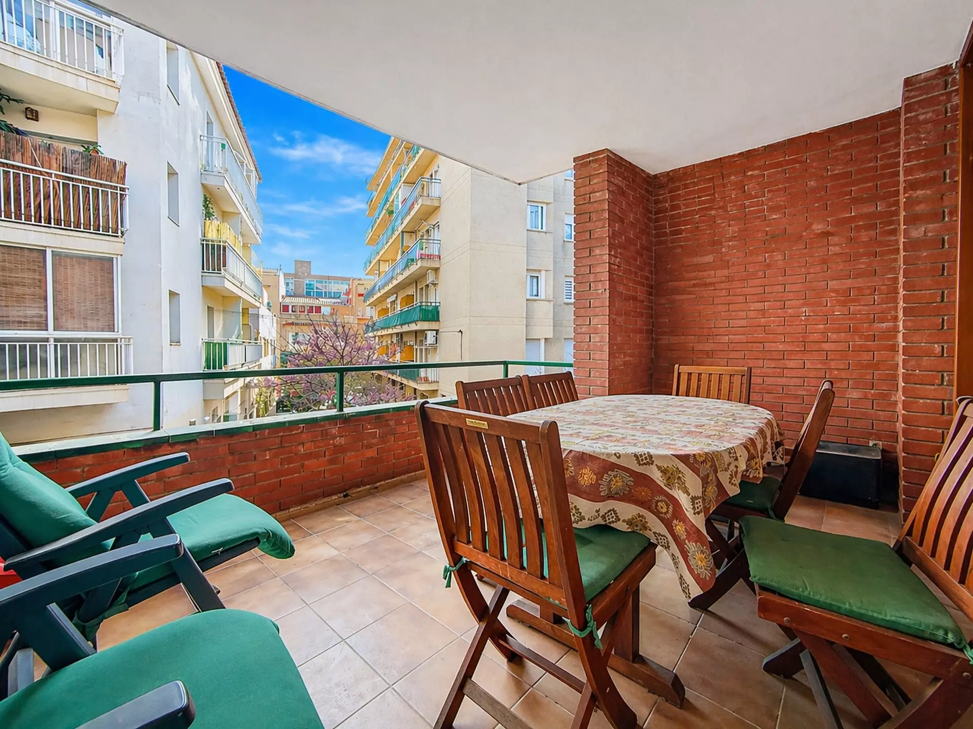 Opportunité rare à Roses : immeuble complet avec revenus multiples au cœur de la Costa Brava