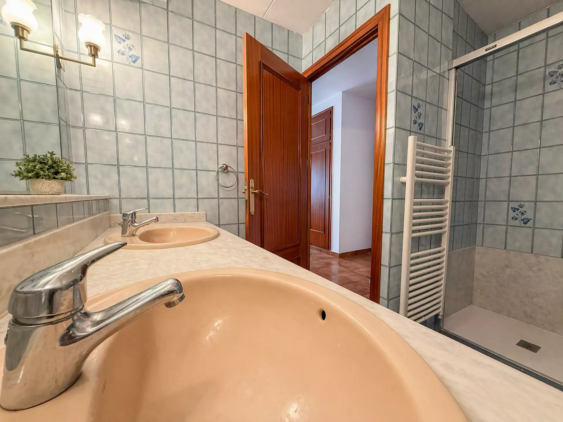 Opportunité rare à Roses : immeuble complet avec revenus multiples au cœur de la Costa Brava