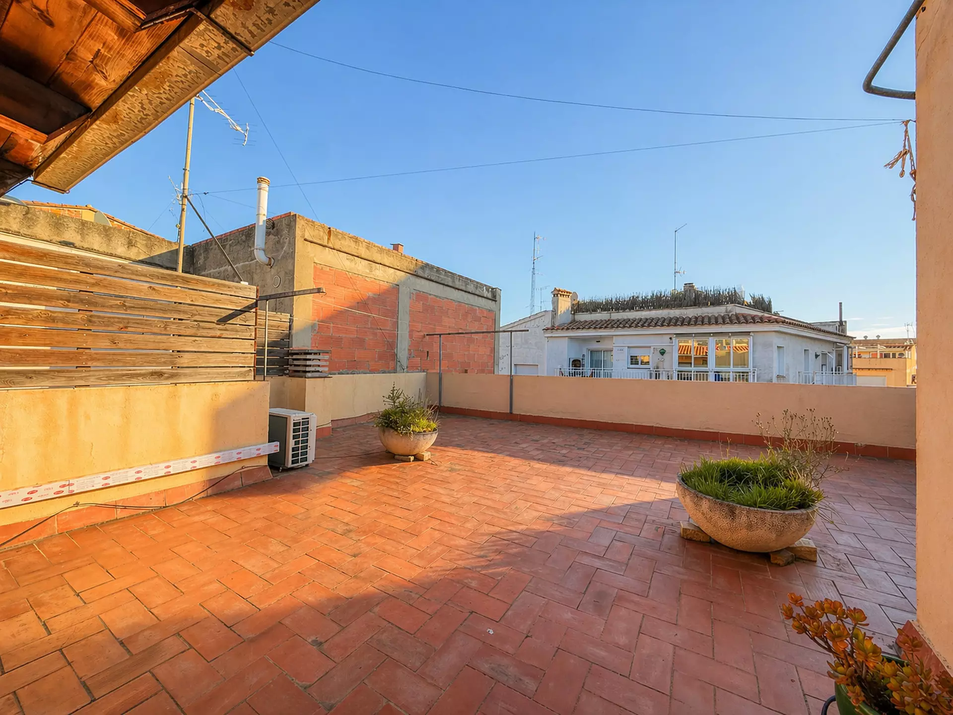 Opportunité rare à Roses : immeuble complet avec revenus multiples au cœur de la Costa Brava