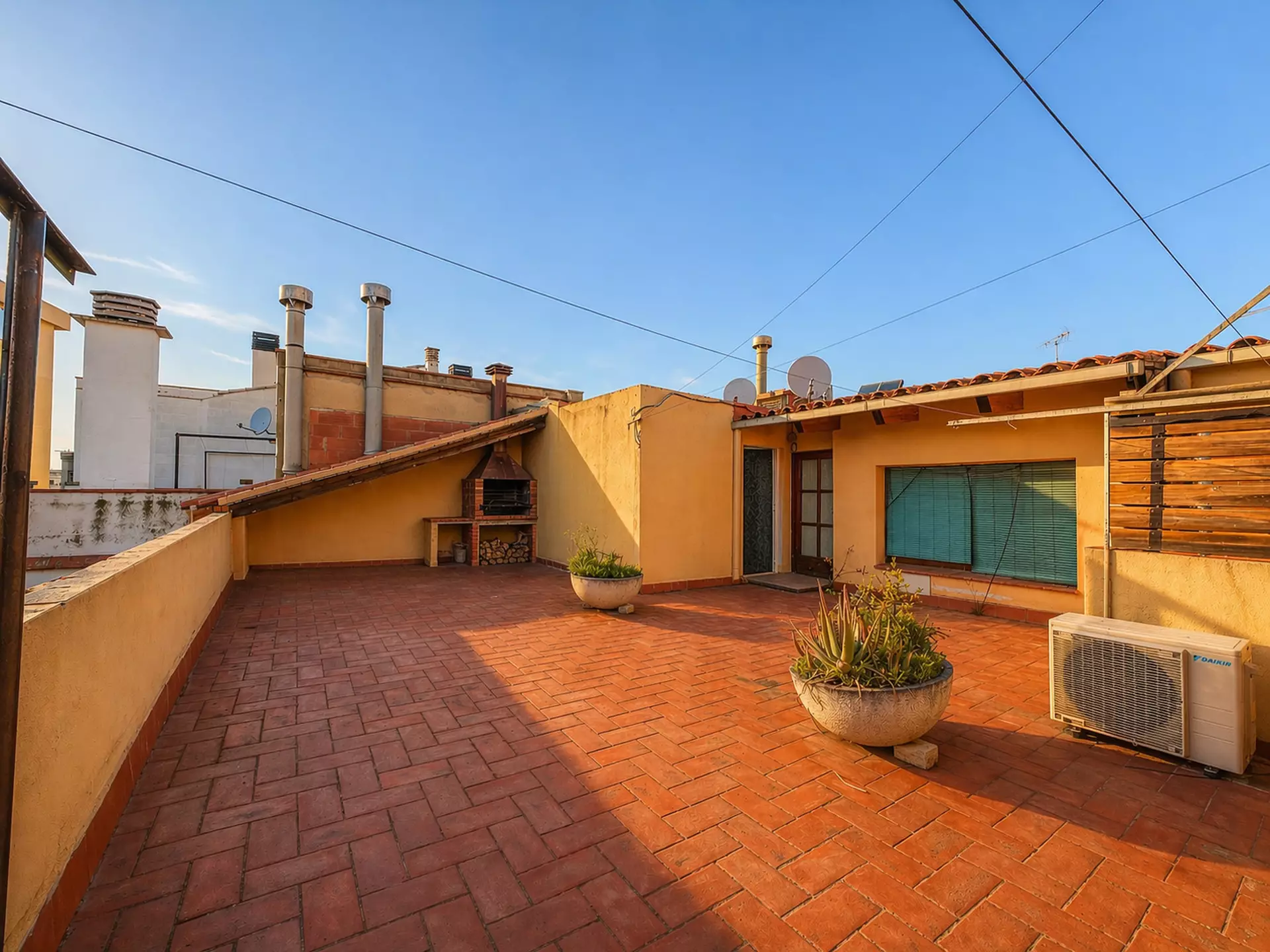 Opportunité rare à Roses : immeuble complet avec revenus multiples au cœur de la Costa Brava