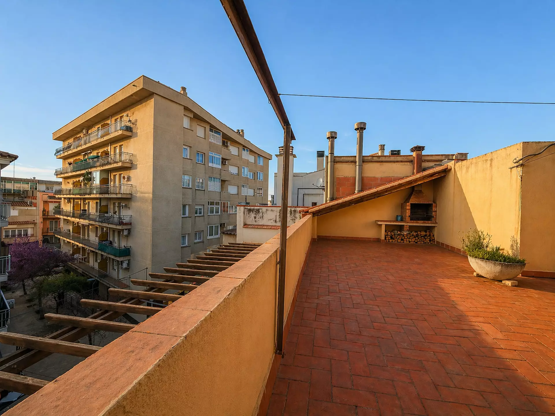 Opportunité rare à Roses : immeuble complet avec revenus multiples au cœur de la Costa Brava