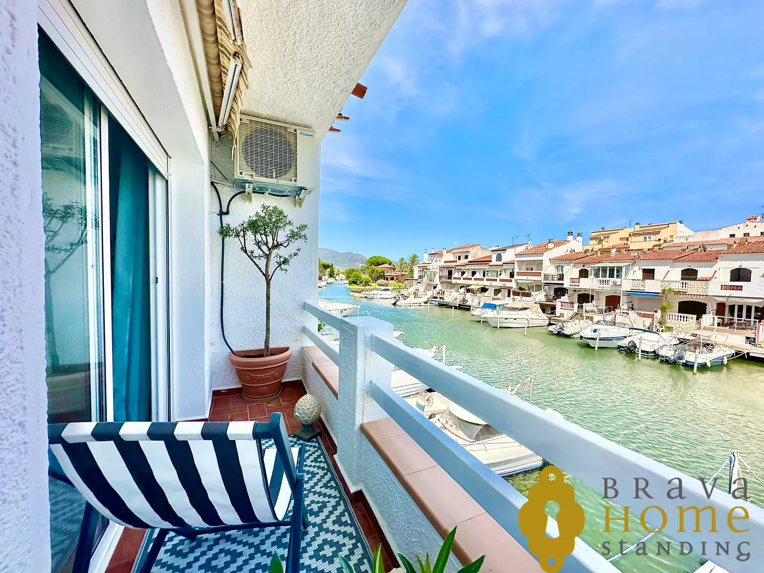 Apartament reformat amb vistes al canal en venda a Empuriabrava