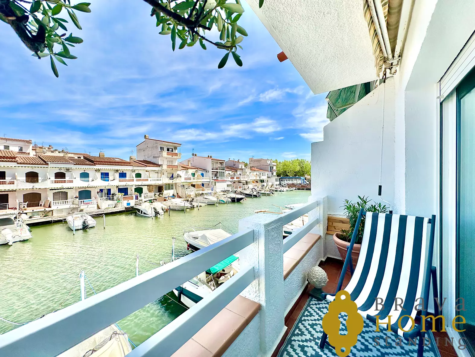 Apartament reformat amb vistes al canal en venda a Empuriabrava