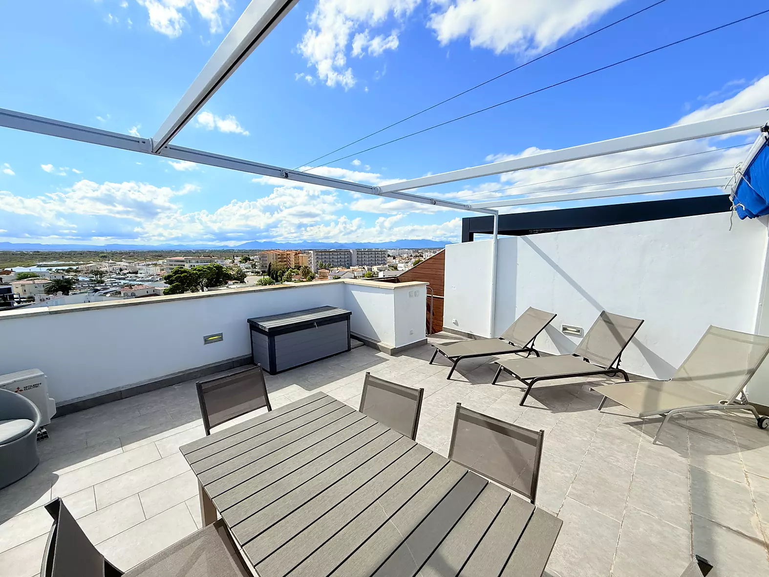 Extraordinari àtic-dúplex amb piscina i pàrquing a Roses