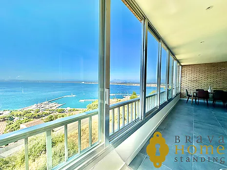 Renovated Apartment with Exceptional Panoramic Views over the Bay of Roses