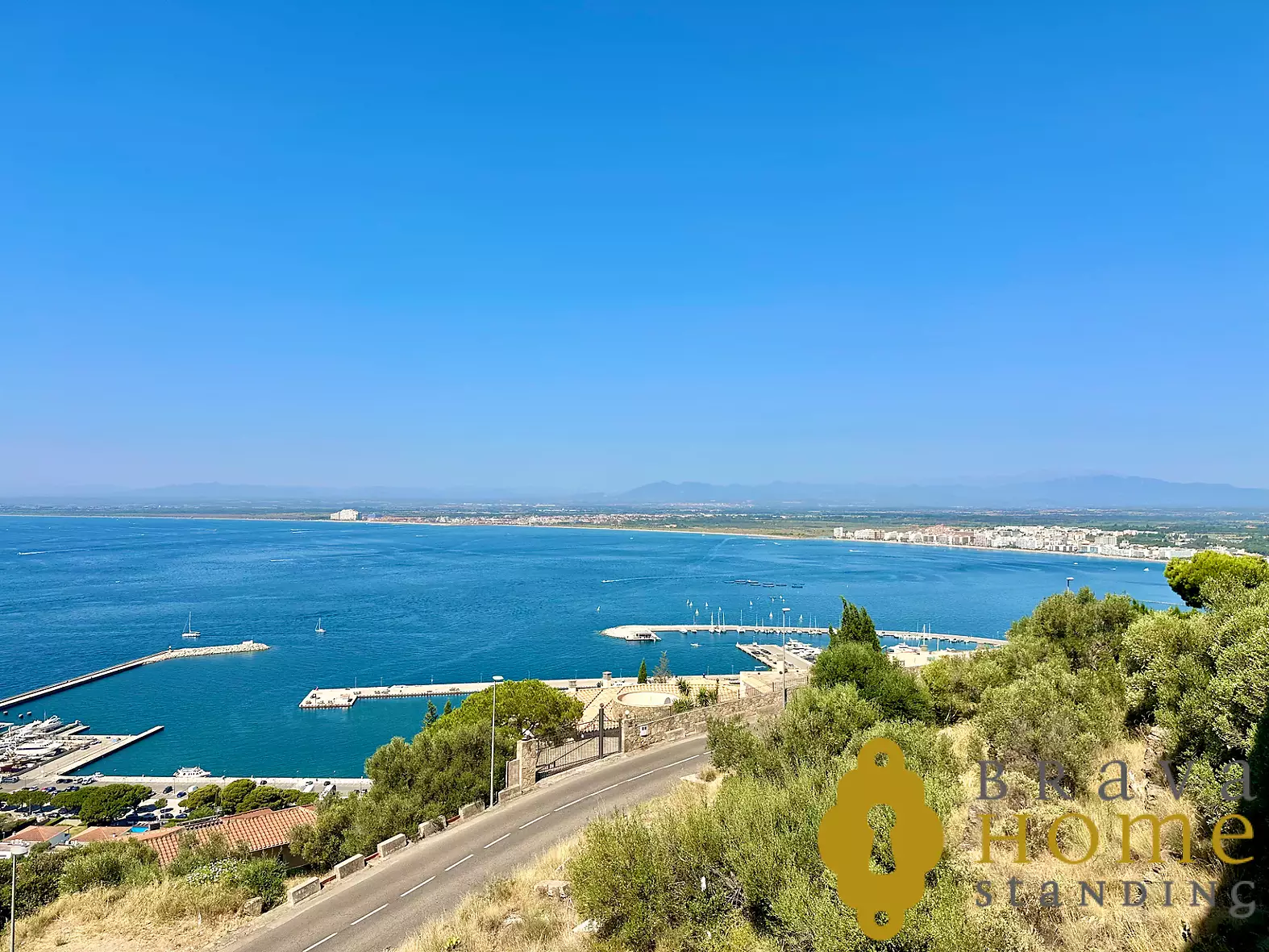 Apartament reformat amb vistes panoràmiques excepcionals sobre la badia de Roses