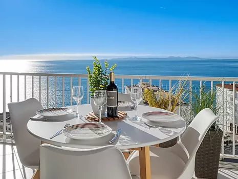 Apartment with tourist license and sea views in Canyelles, Roses
